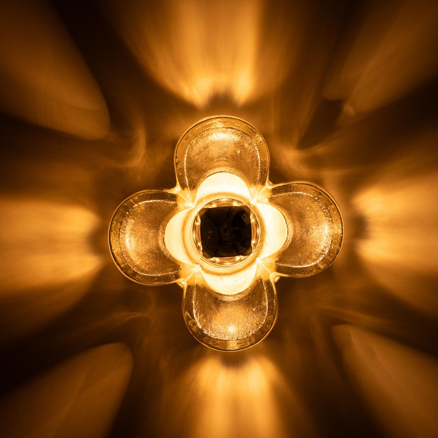 1 der 4 Paare von  Bubble Glass Wall Lights Flush Mounts Deutschland, 1970 im Zustand „Gut“ im Angebot in Rijssen, NL