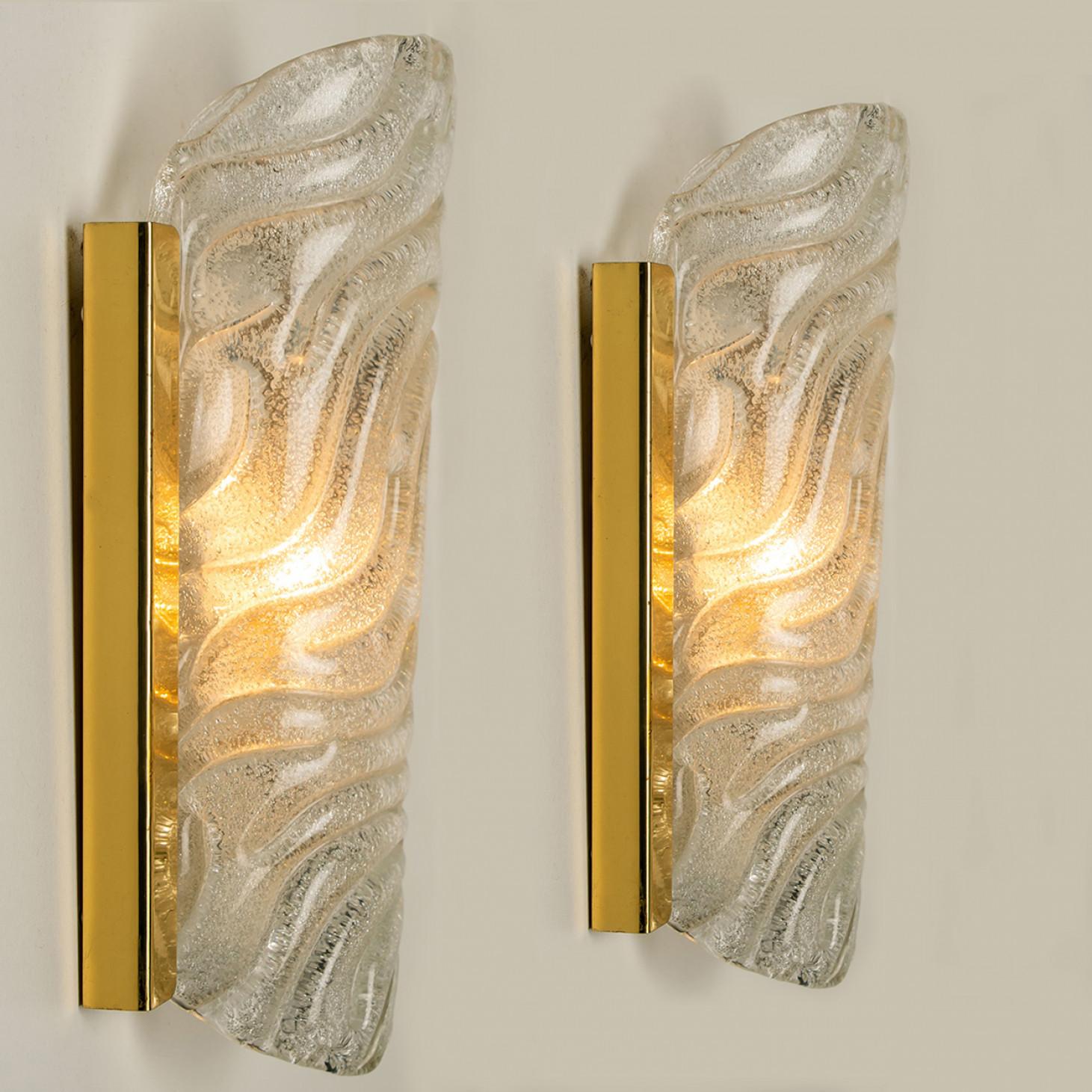 1 de los 4 Pares de Apliques de Cristal Ondulado y Latón, de Glashütte, 1960 Moderno de mediados de siglo en venta