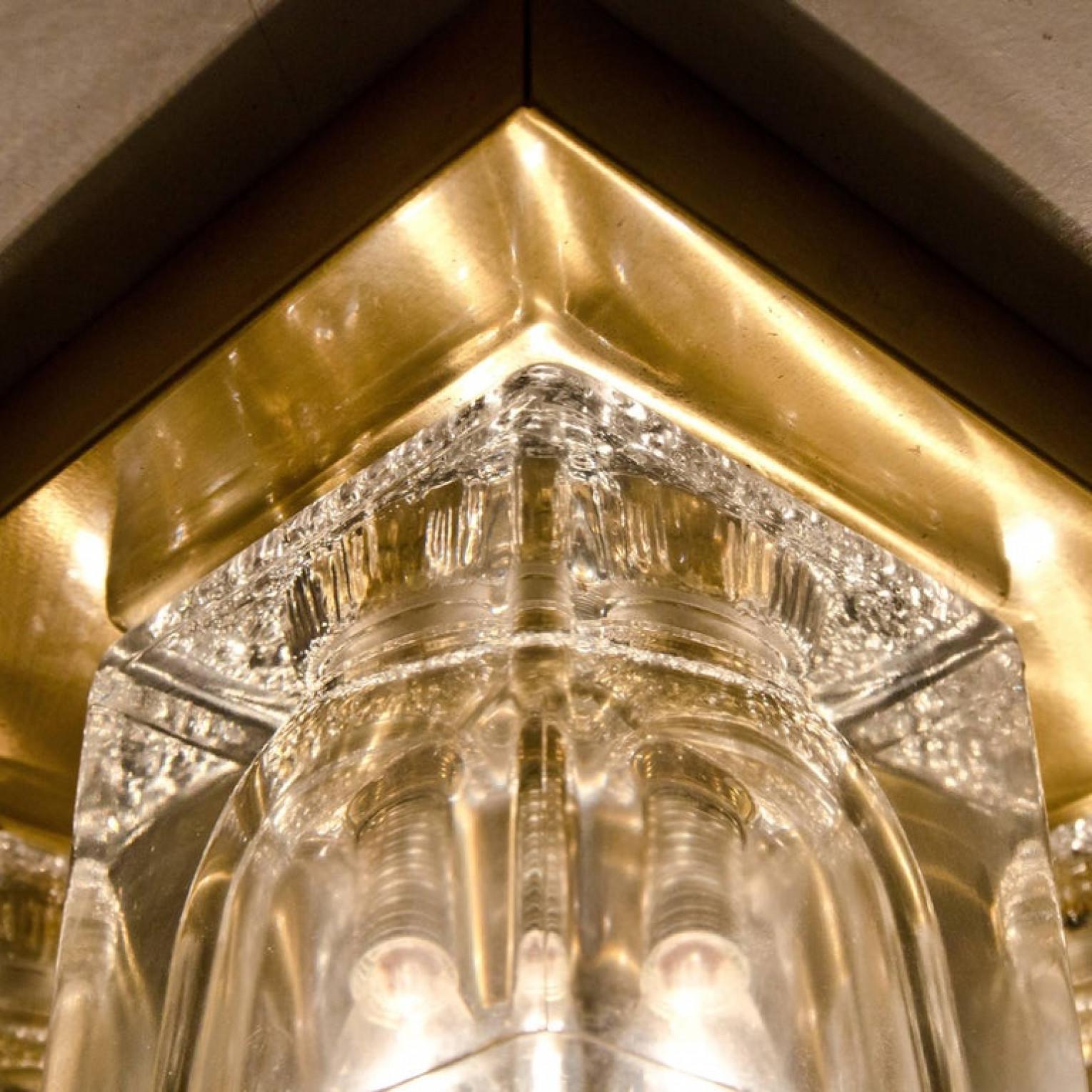 20ième siècle 1 des 4 plafonniers Peill & Putzler, laiton et verre, 1970 en vente