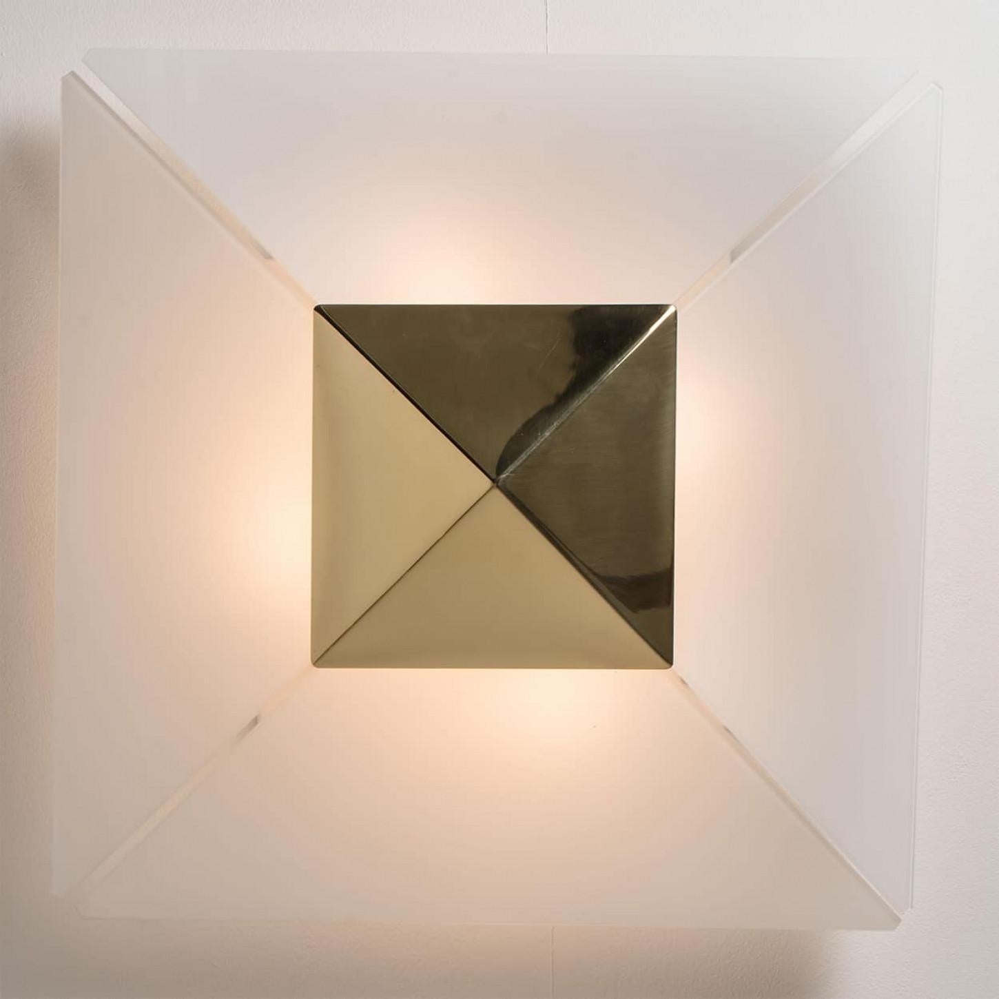 1 des 4 montures encastrées en forme de pyramide de J.T.Kalmar, 1970 en vente 2