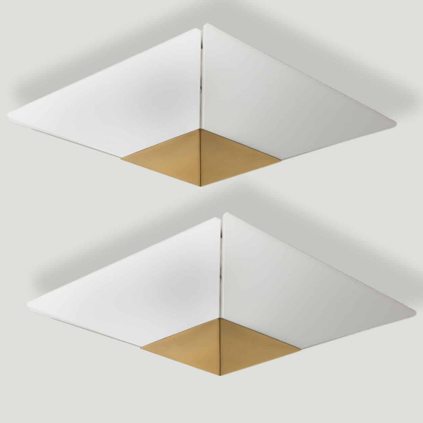 Encastrement en forme de pyramide conçu et réalisé par le fabricant de luxe J.AT&T. Kalmar, 1970.

Kalmar est une entreprise autrichienne fondée à Vienne en 1881. Au début, ils produisaient des lustres et des objets en bronze moulé, mais dans les