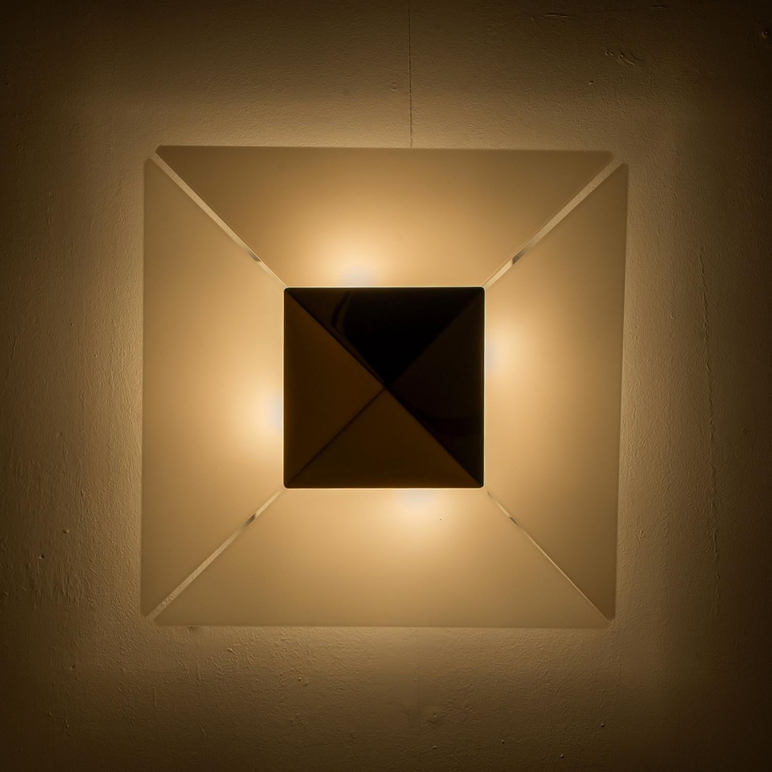 Plaqué argent 1 des 4 montures encastrées en forme de pyramide de J.T.Kalmar, 1970 en vente