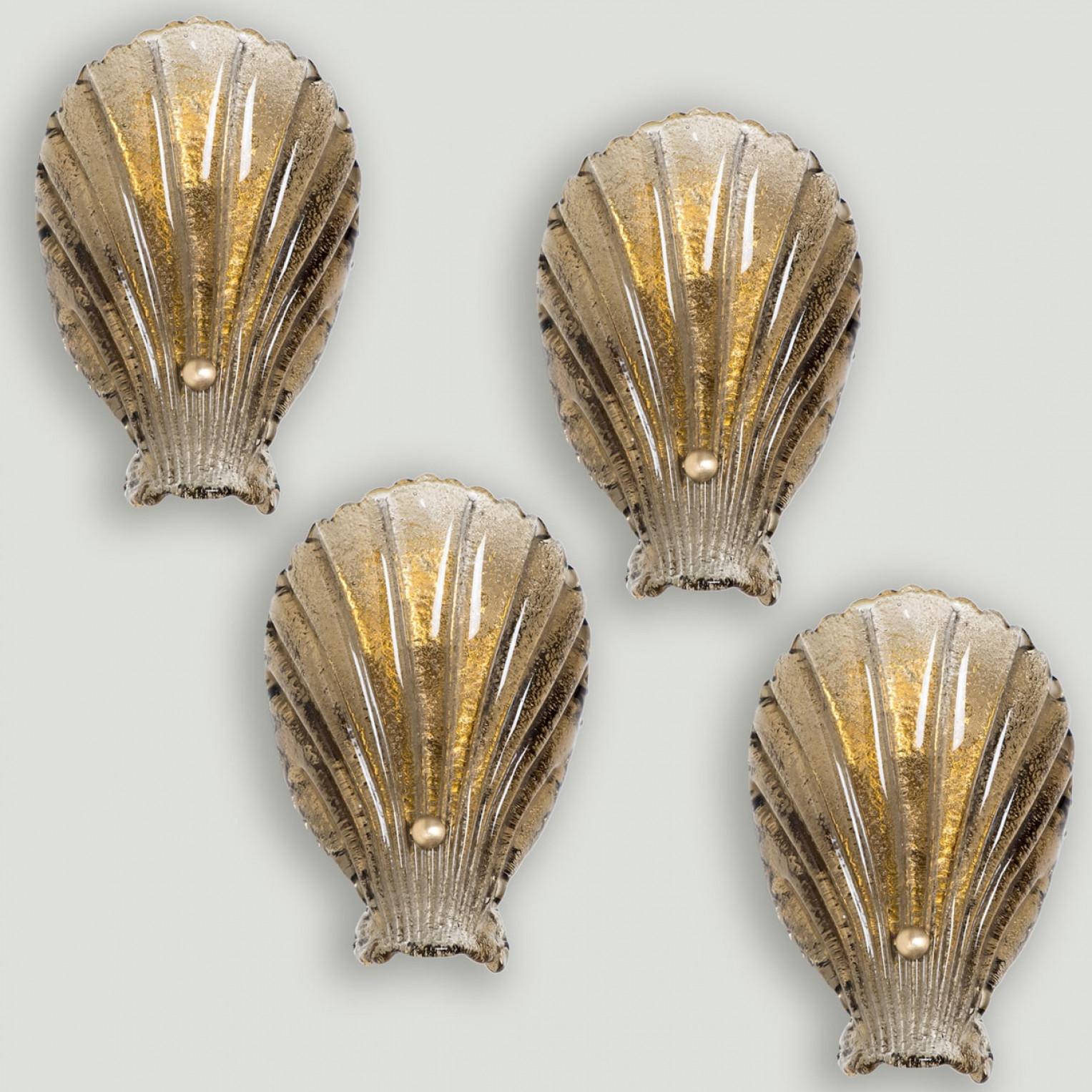 1 des 4 Élégante applique en verre de Murano soufflé à la main dans le style de Barovier&Toso, Italie. Fabriqué à la fin des années 1960, début des années 1970.
Le luminaire se compose d'une coquille en verre soufflé de Murano, d'un large couvercle,