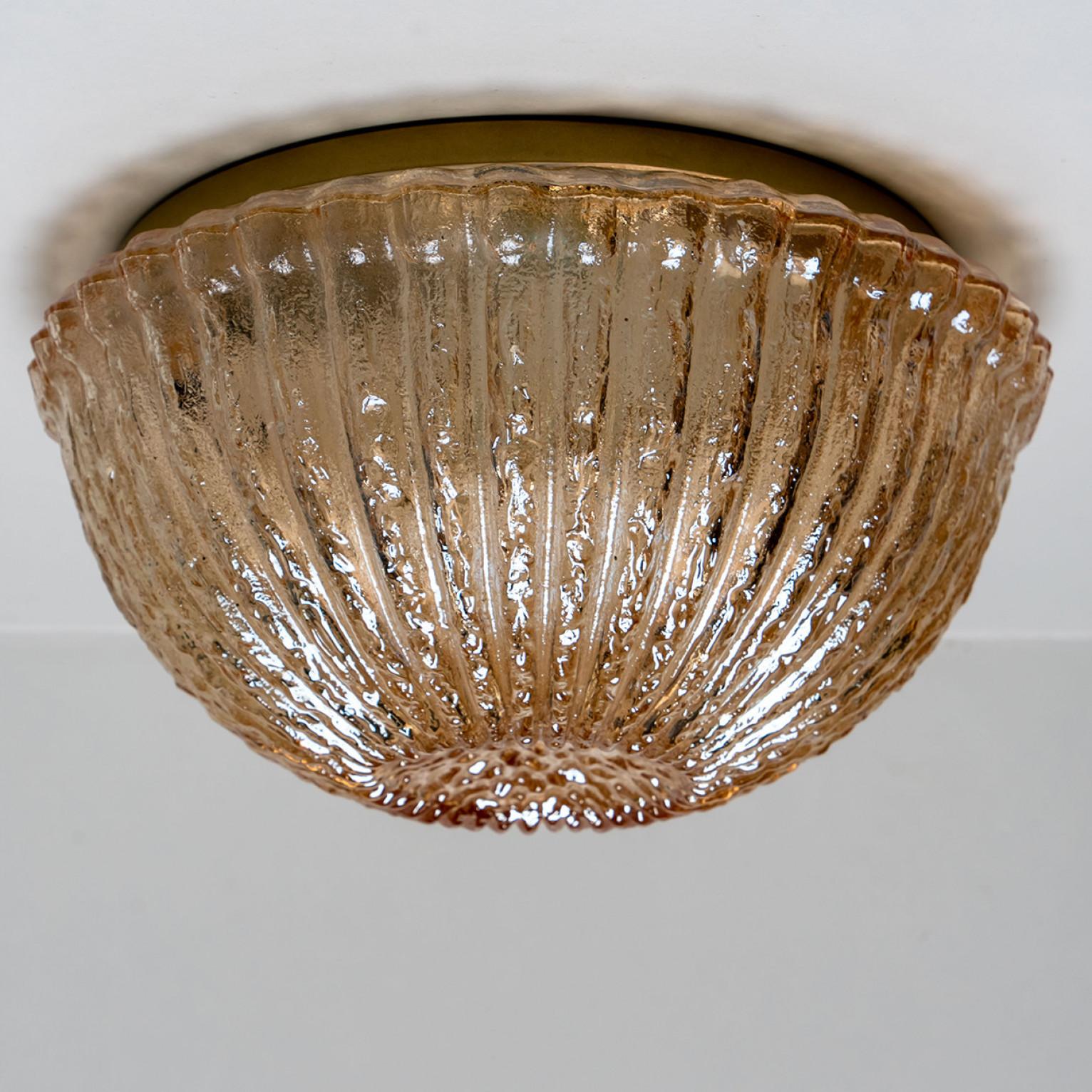 Montures encastrées, appliques murales ou appliques du milieu du siècle par Peill & Putzler dans les années 1970.
Abat-jour en verre fumé avec un verre ondulé et strié. Une lumière éblouissante sur un mur ou un plafond. La fixation en laiton et le
