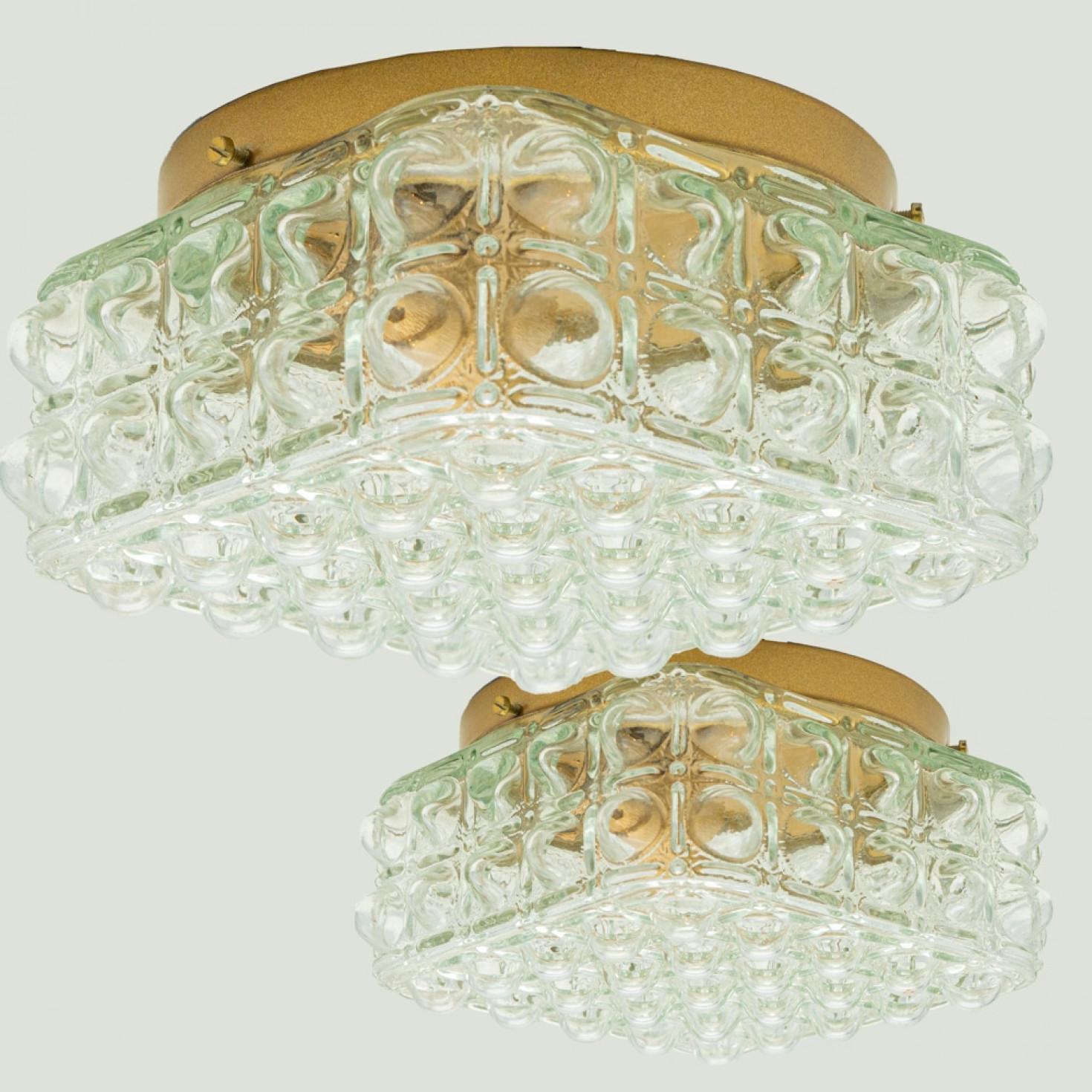 Quadratische Bubble Glass Flush Mounts von Helena Tynell für Glashütte Limburg, hergestellt 1960 in Deutschland. Das Sprudelglas gibt einen wunderbaren Glanz. Das quadratische Glas ist auf einer messingfarbenen Metallrückwand montiert.

Can als