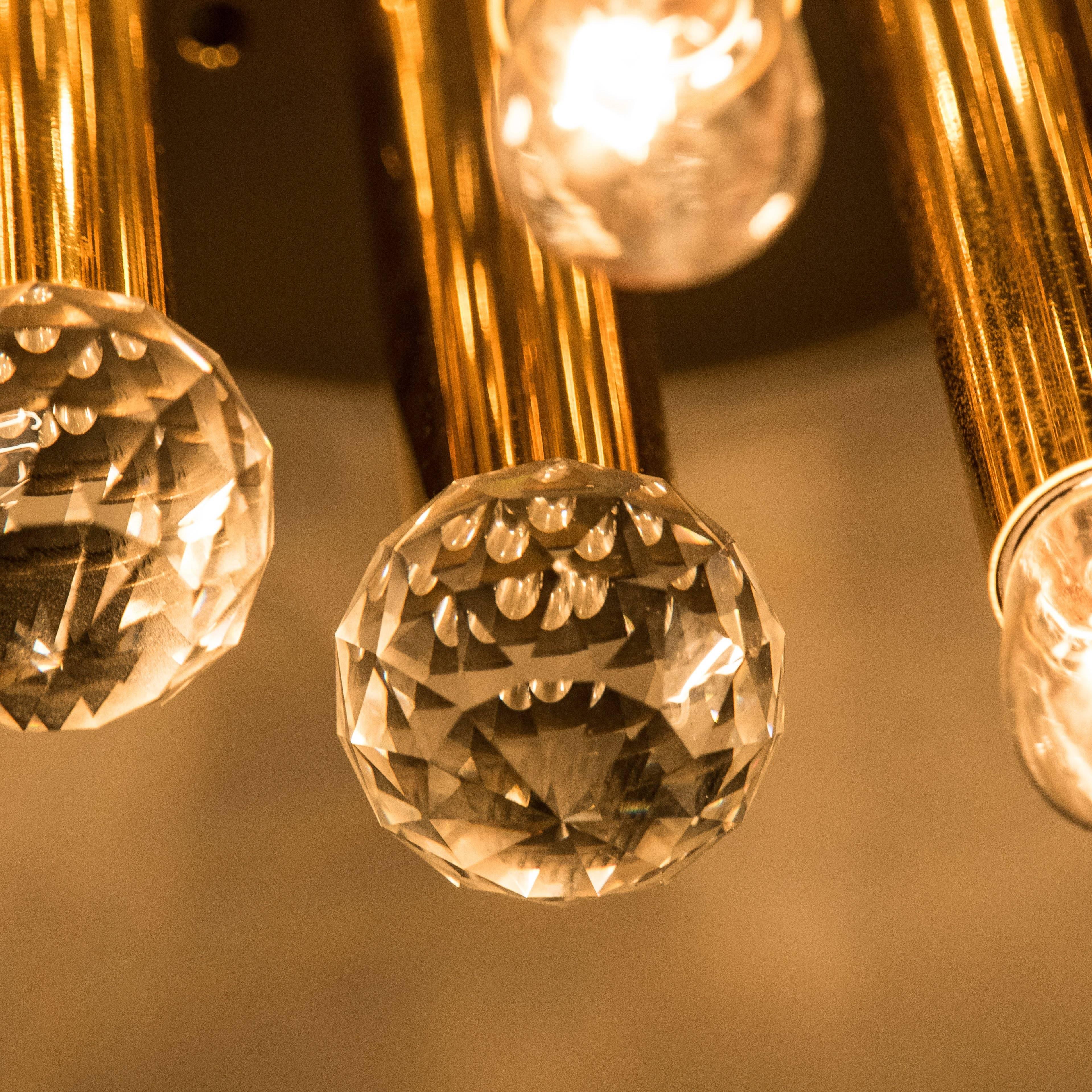 Einer der vier von Ernst Palme gefertigten High-End-Unterputzleuchten. Große Swarovski-Kugeln (D 1,6 Zoll) hängen an einer Messingplatte. Die handgeschliffenen Swarovski-Kugeln aus Bleikristall reflektieren im Sonnenlicht mehrere Farben. Die