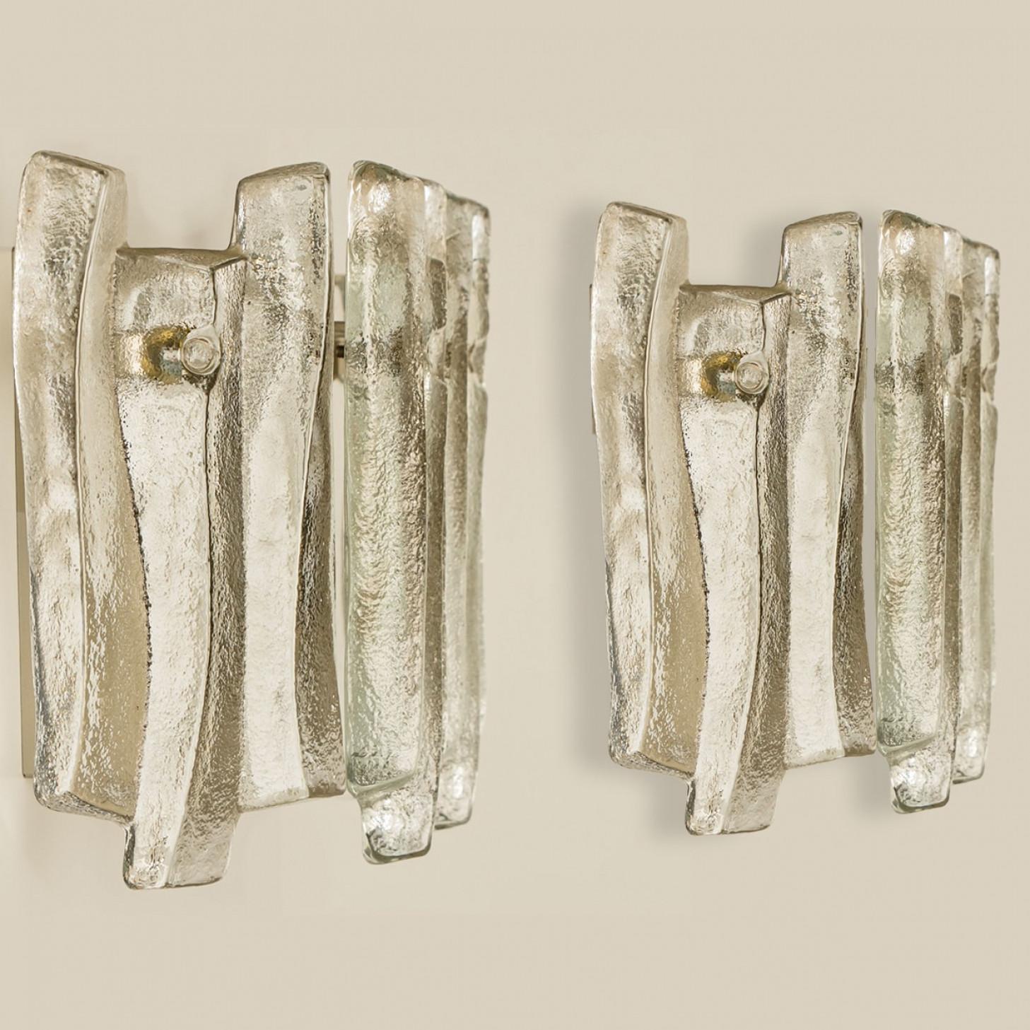 1 of the 4 Textured Ice Glass Chrome Wall Lights Kalmar, 1970 Moderno de mediados de siglo en venta