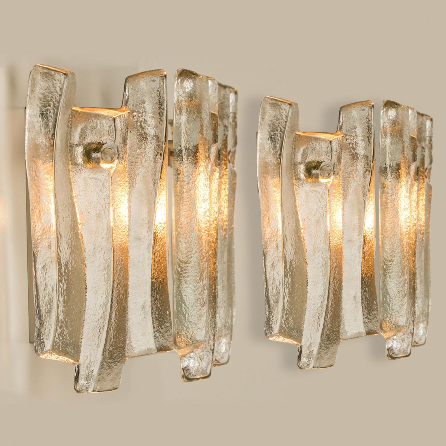 Autrichien 1 des 4 appliques chromées en verre glacé texturé  Kalmar, 1970 en vente
