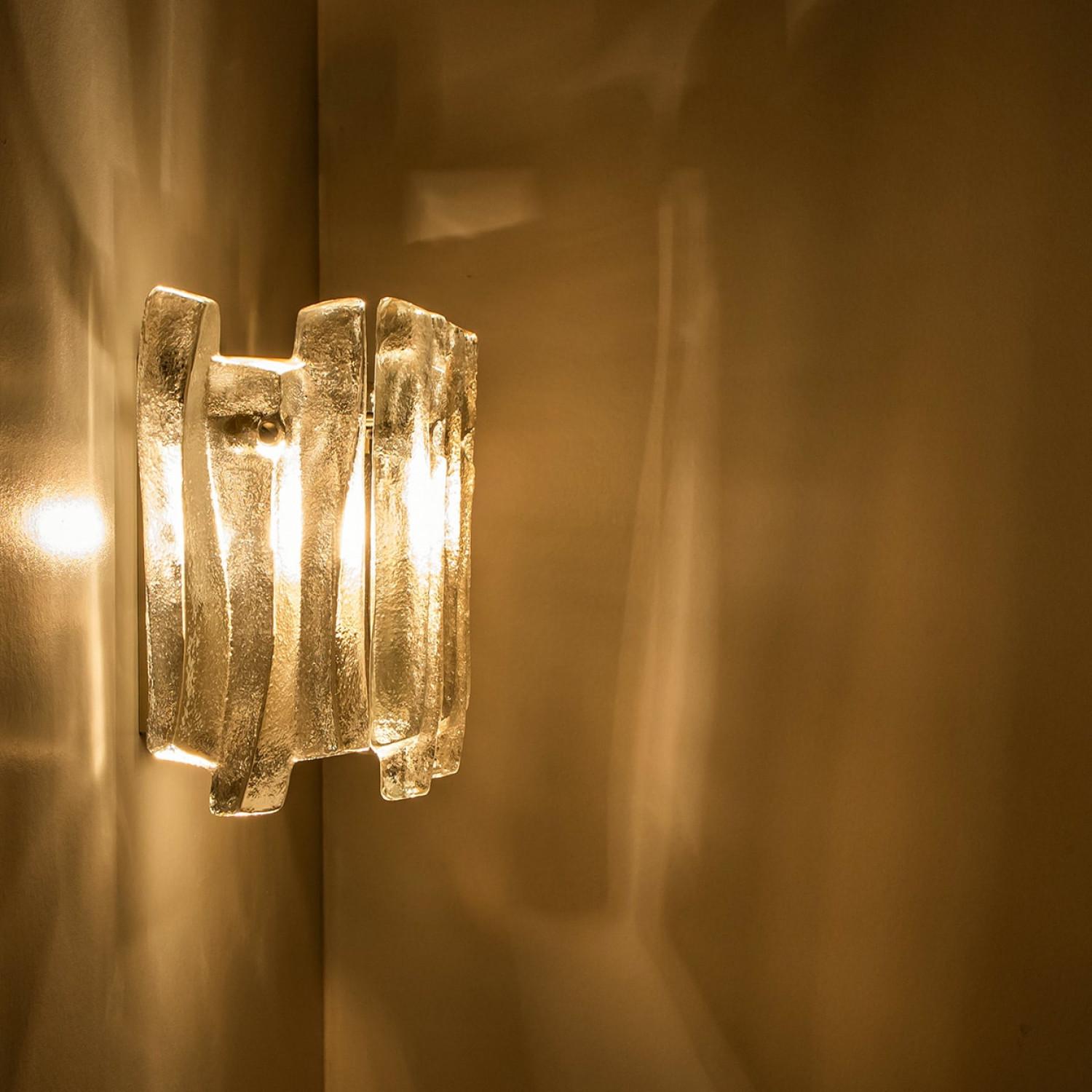 1 of the 4 Textured Ice Glass Chrome Wall Lights Kalmar, 1970 en Bueno estado para la venta en Rijssen, NL