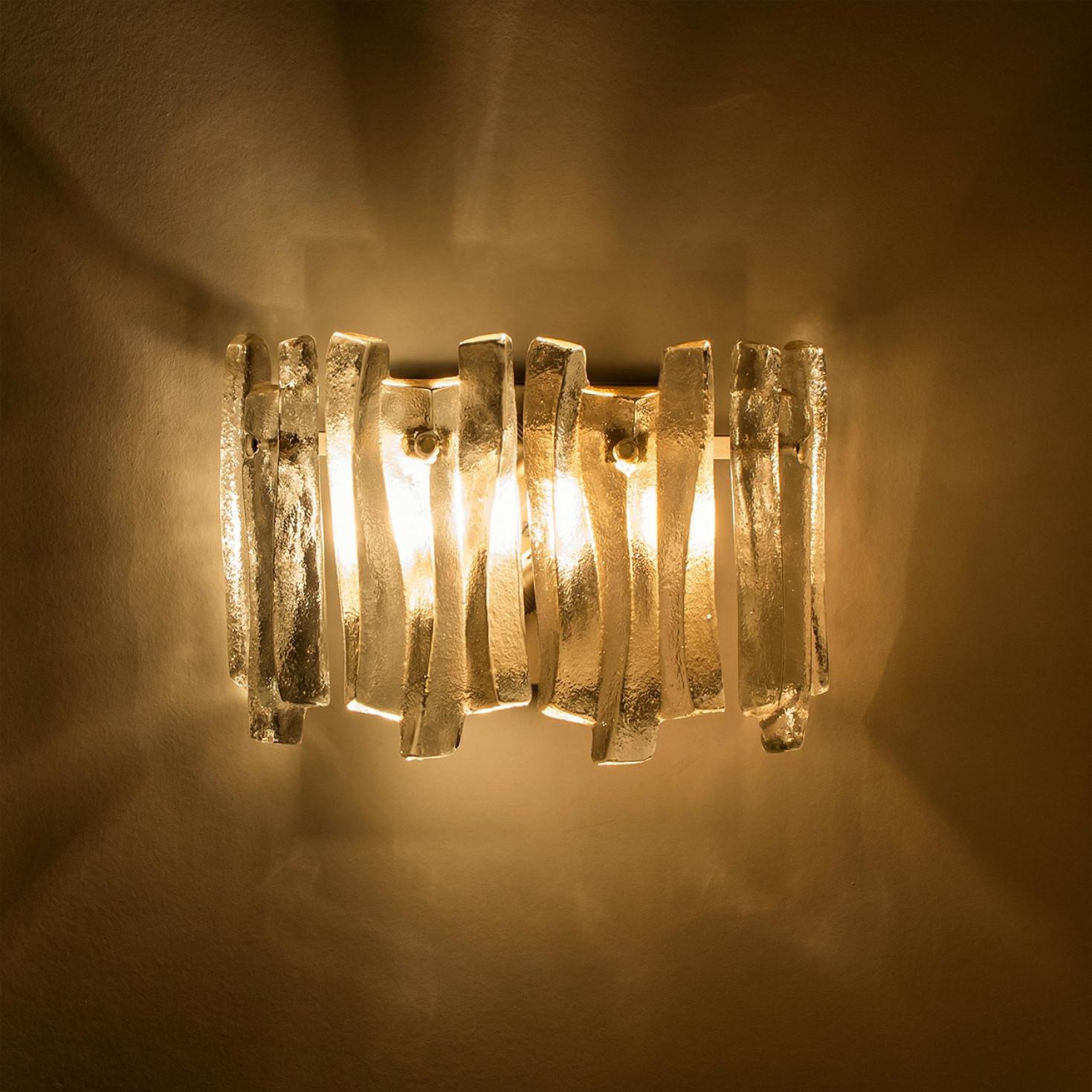 1 of the 4 Textured Ice Glass Chrome Wall Lights Kalmar, 1970 siglo XX en venta