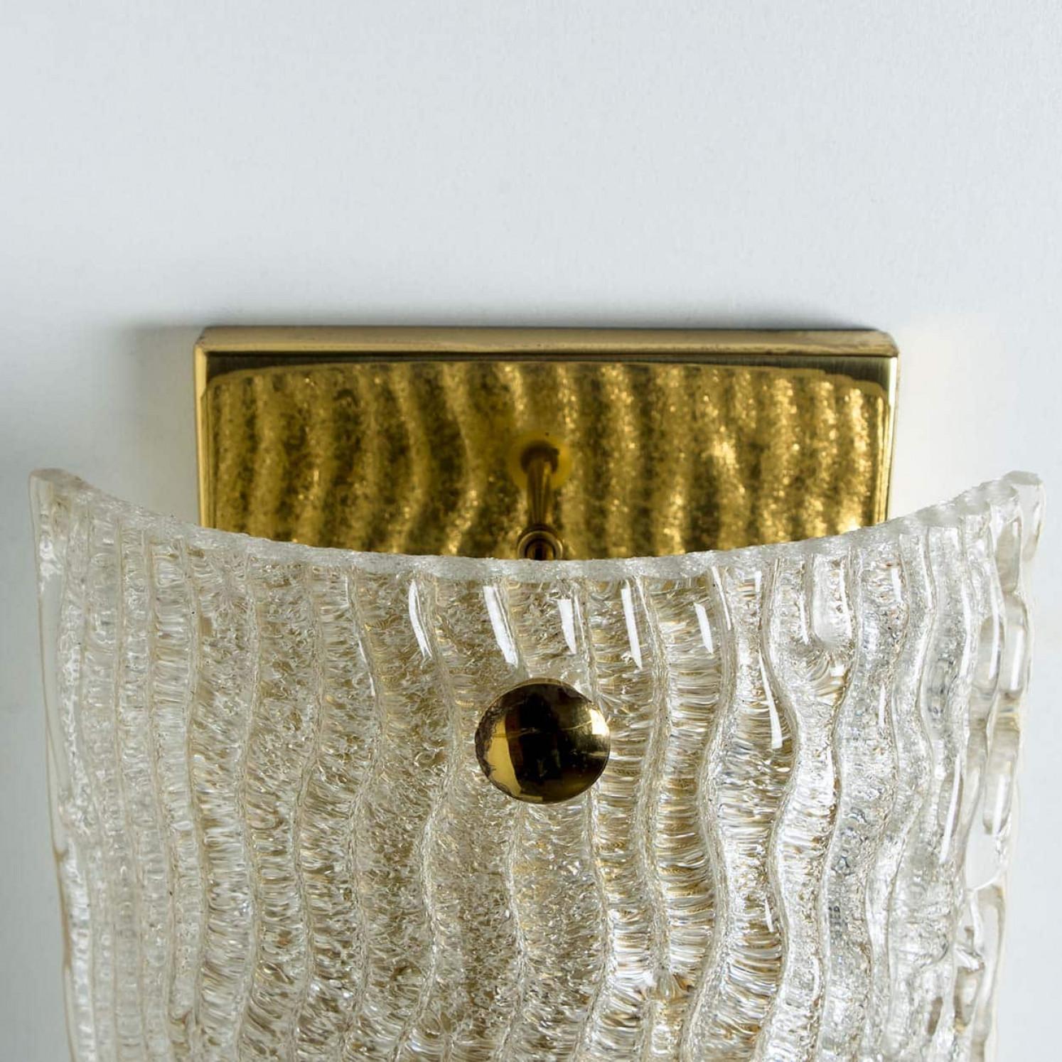 Mid-Century moderno 1 delle 4 applique in vetro ondulato Kalmar, anni '70 in vendita