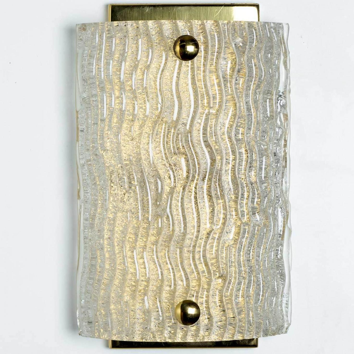 XX secolo 1 delle 4 applique in vetro ondulato Kalmar, anni '70 in vendita