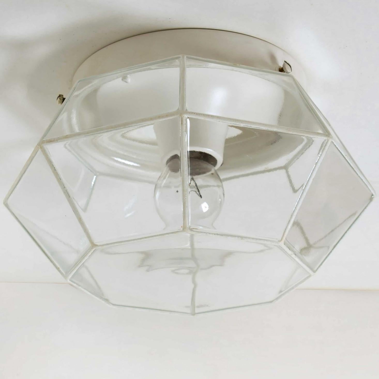 Montatura da incasso minimalista in ferro e vetro trasparente prodotta da Limburg Glashutte, Germania, circa 1960-1969. Lanterna di forma ottagonale e vetro trasparente sfaccettato.
Illumina in modo delizioso

Dimensioni
Diametro: 11 in / 28 cm