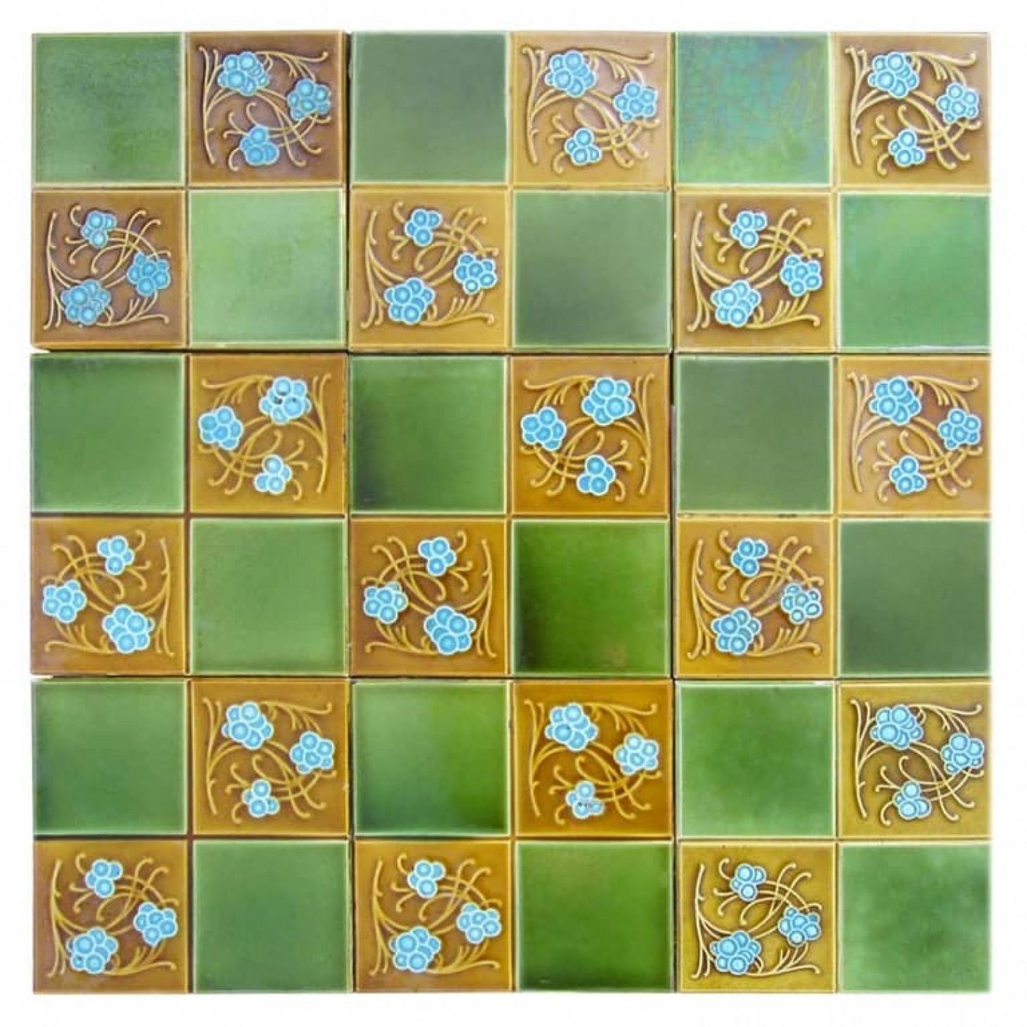 1 des 40 carreaux de faïence faits à la main dans des couleurs marron, vertes et bleues. Chaque tuile est divisée en quatre faces. Fabriqué vers 1920 par Gilliot Frères, Hemiksem, Belgique.
Ces carreaux seraient charmants exposés sur des chevalets,