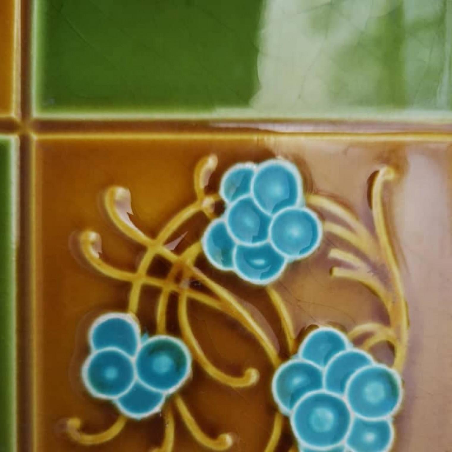 1 des 40 carreaux en relief glacés Art déco de Gilliot Frères, Hemiksem, vers 1920 Bon état - En vente à Rijssen, NL