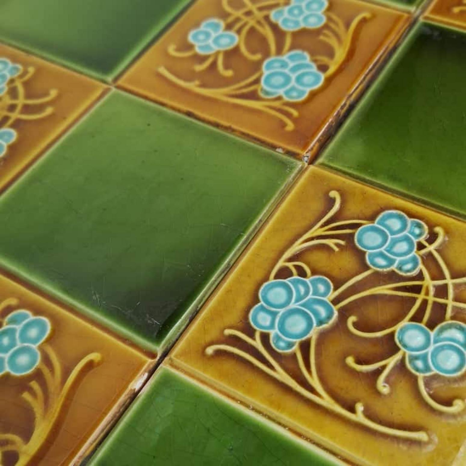 Début du 20ème siècle 1 des 40 carreaux en relief glacés Art déco de Gilliot Frères, Hemiksem, vers 1920 en vente