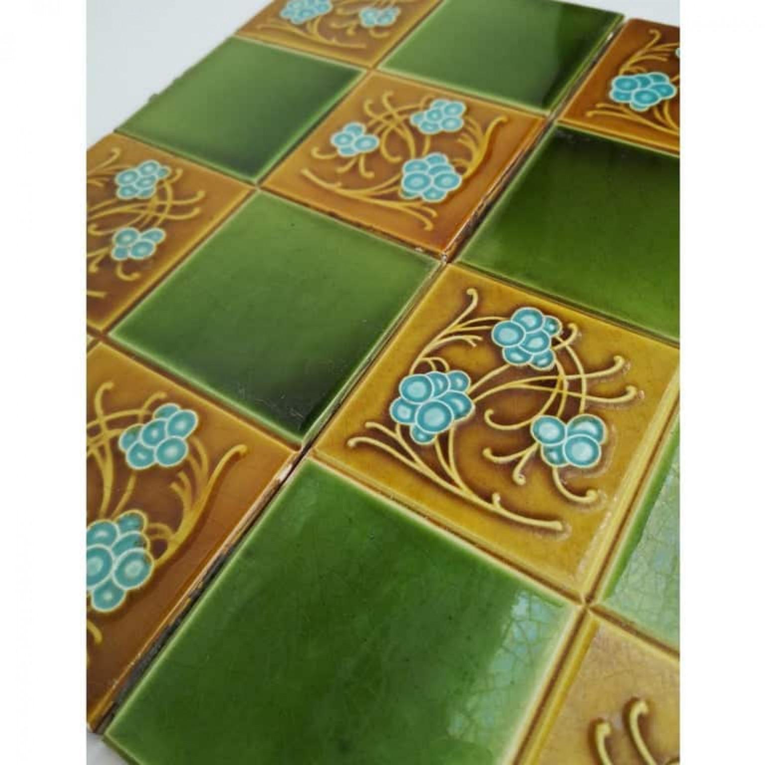 Céramique 1 des 40 carreaux en relief glacés Art déco de Gilliot Frères, Hemiksem, vers 1920 en vente