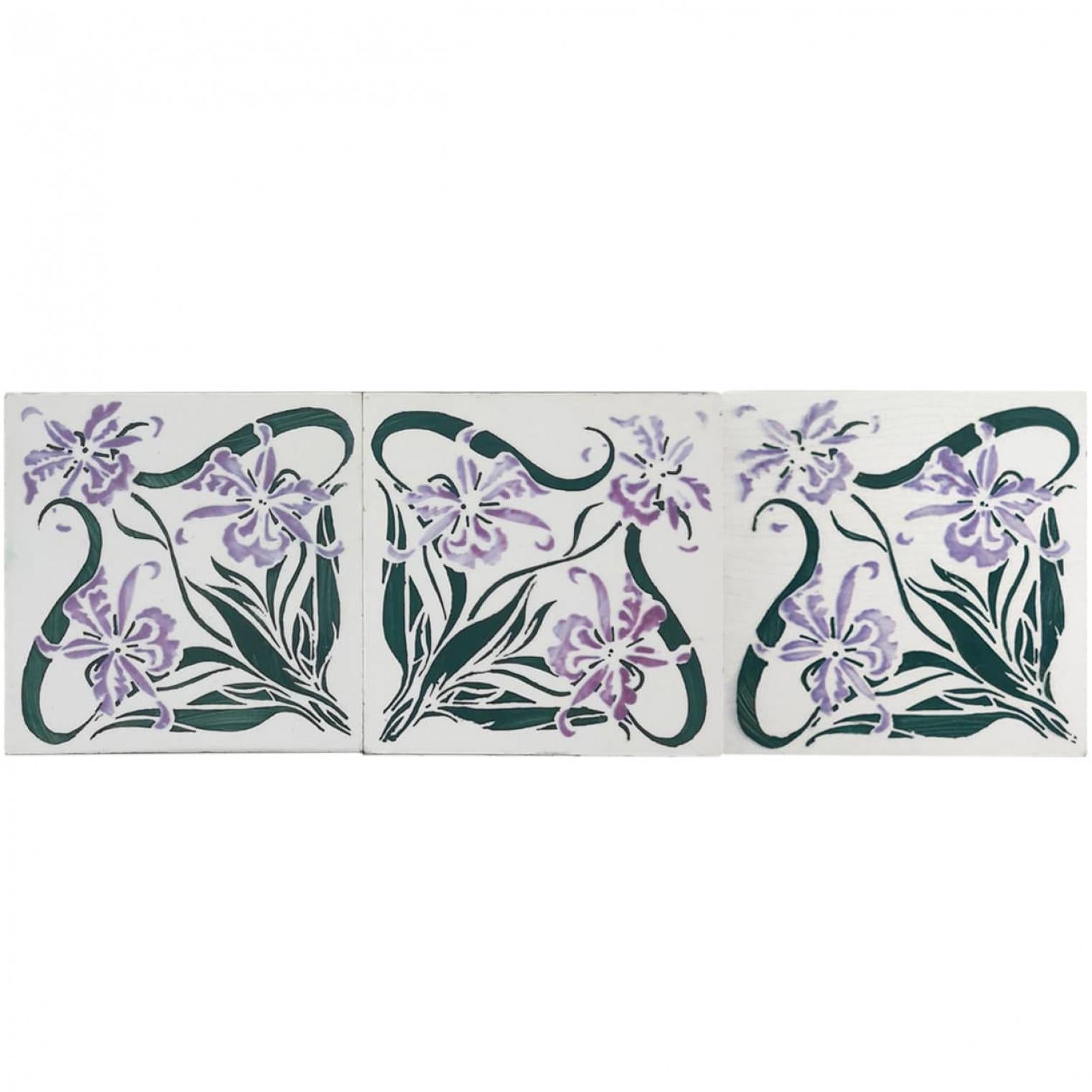 1 des 40 magnifiques carreaux faits à la main dans de riches couleurs vert foncé, lilas et violet. Fabriqué vers 1920 par Marque de Fabrique CF, Devres, France
Ces carreaux seraient charmants exposés sur des chevalets, encadrés ou incorporés dans