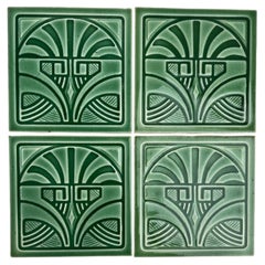 1 der 41 grünen glasierten Relieffliesen des Art déco der Deutschen Steingutfabrik, 1960er Jahre