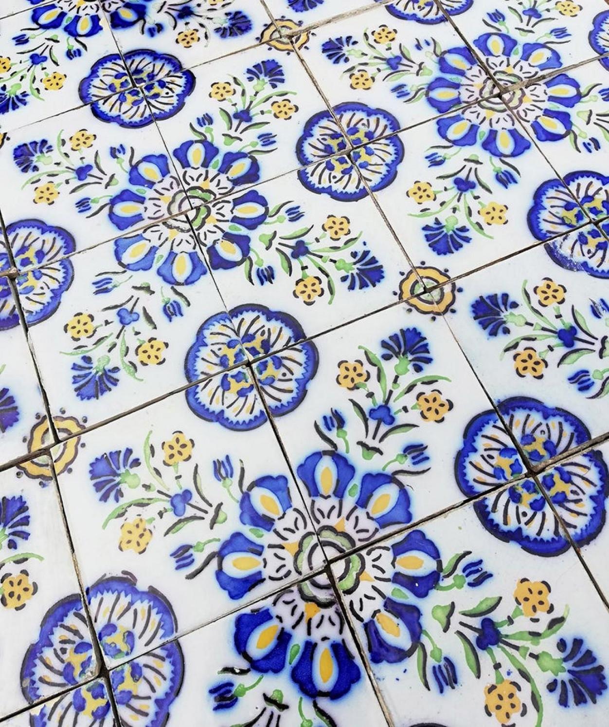 1 of the 410 Handmade Antique Ceramic Tiles by Devres, France, 1910s For Sale 1