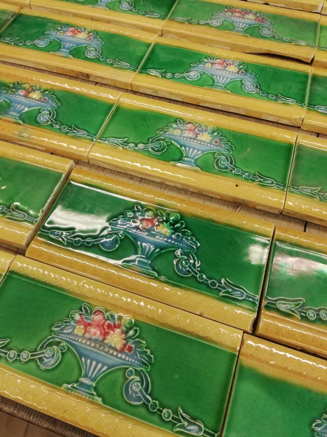42 pcsof colorful wall tiles with image in relief. Avec l'image d'un vase avec des fleurs aux belles couleurs vibrantes.

Dimension par carreau : 7,5 cm (3