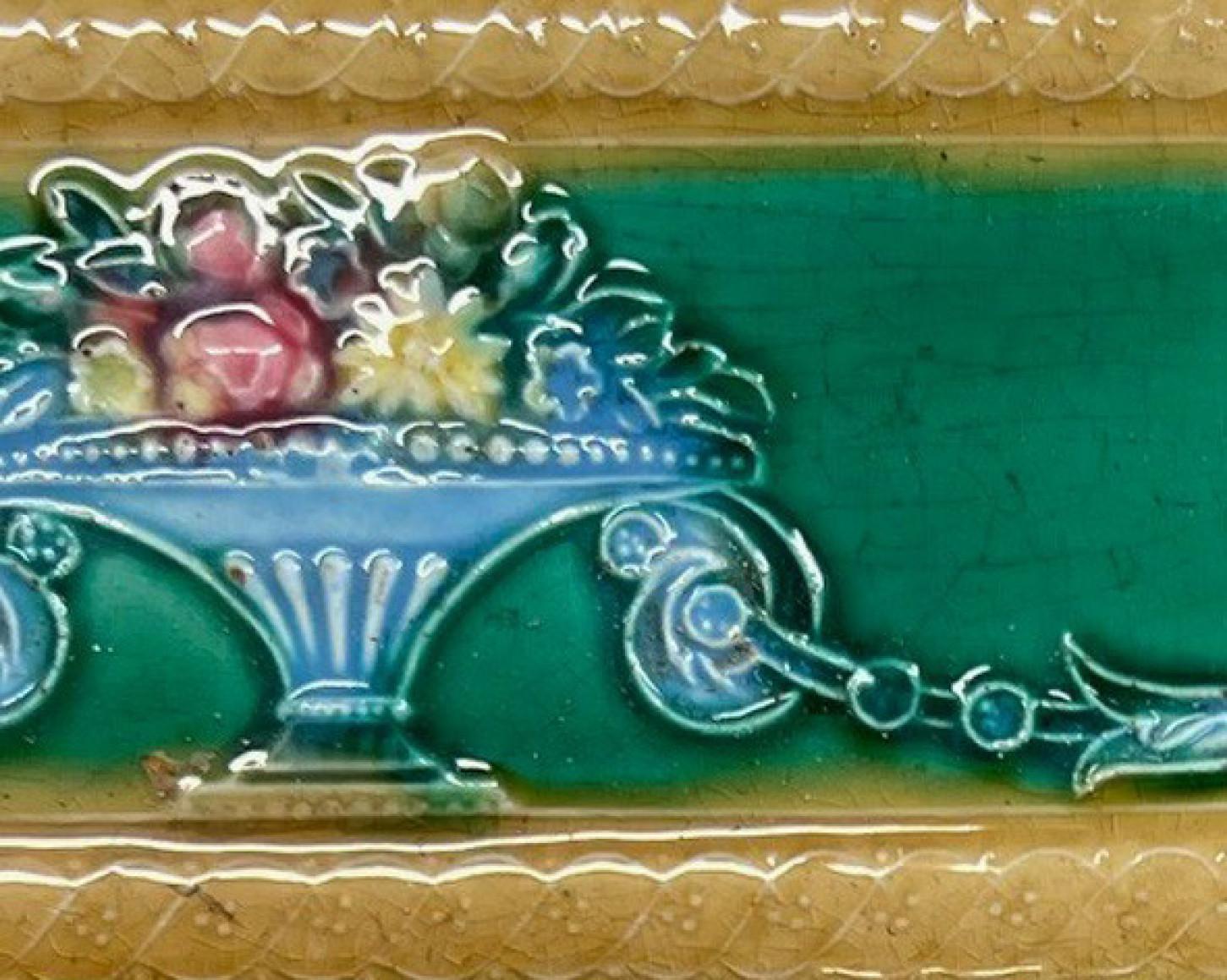 Céramique 1 des 42 carreaux en relief uniques d'antiquités, vers 1900 en vente