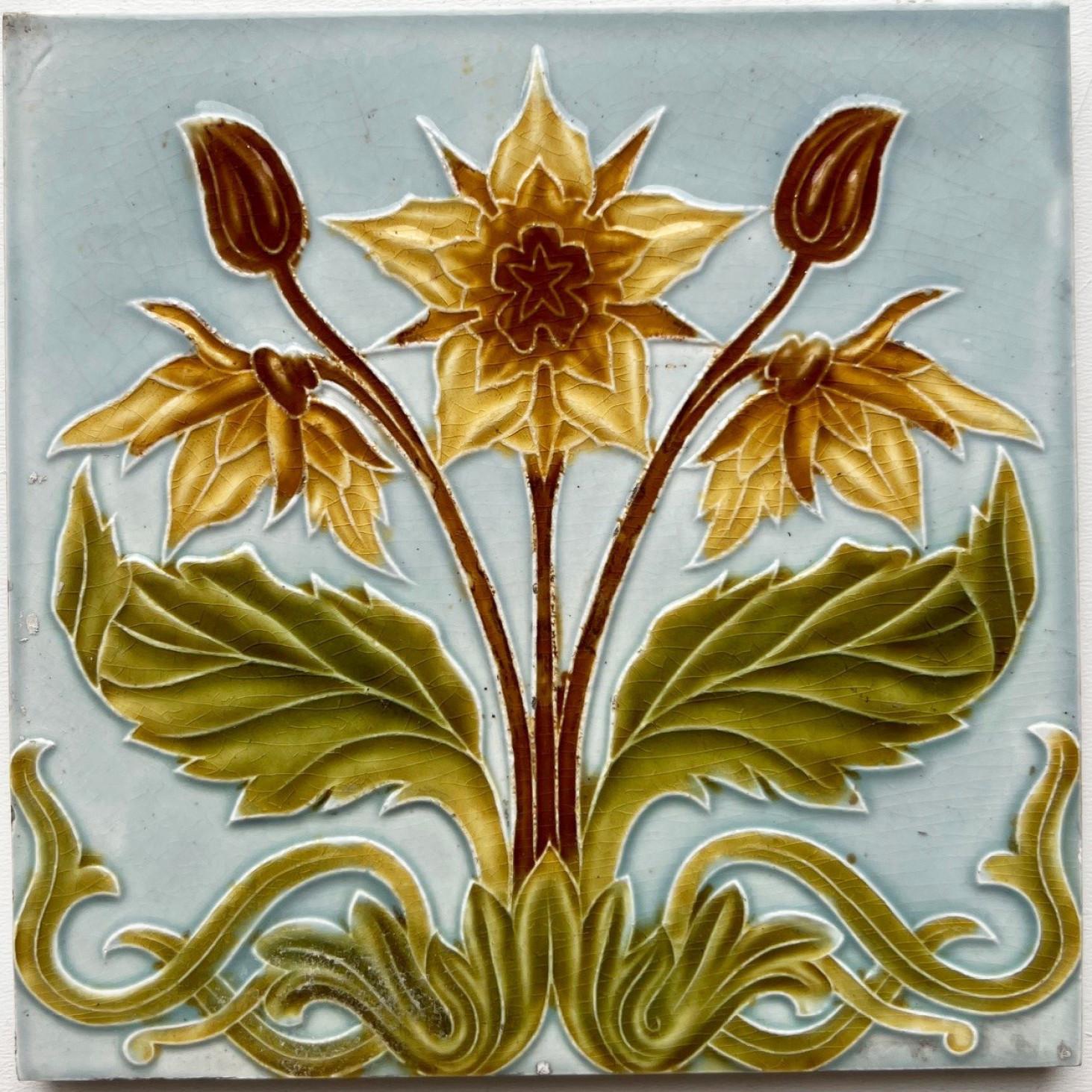 44 Stück bunte Wandfliesen mit Reliefbild. Jugendstil, hergestellt in Belgien, Europa Anfang des 20. Jahrhunderts. Die Fliesen zeigen das Bild einer gelben Blume auf hellblauem Hintergrund.
Diese Kacheln können auf Staffeleien ausgestellt, gerahmt