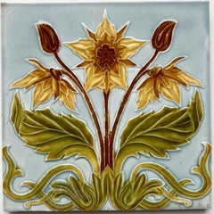 1 de los 44 azulejos Jugendstil en relieve azules y amarillos, hacia 1920