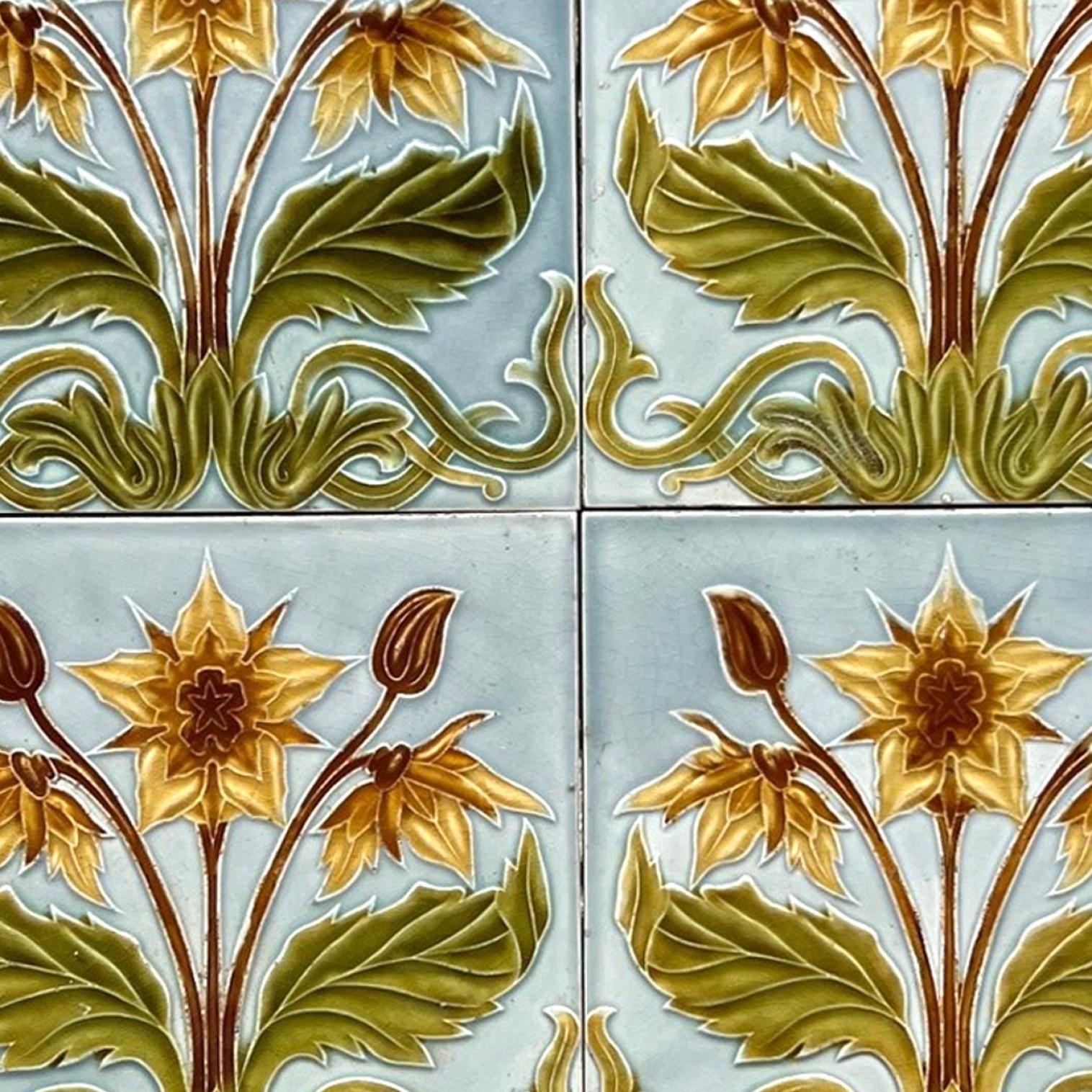 1 der 44 blauen und gelben Jugendstil-Relieffliesen, um 1920 (Belgisch) im Angebot