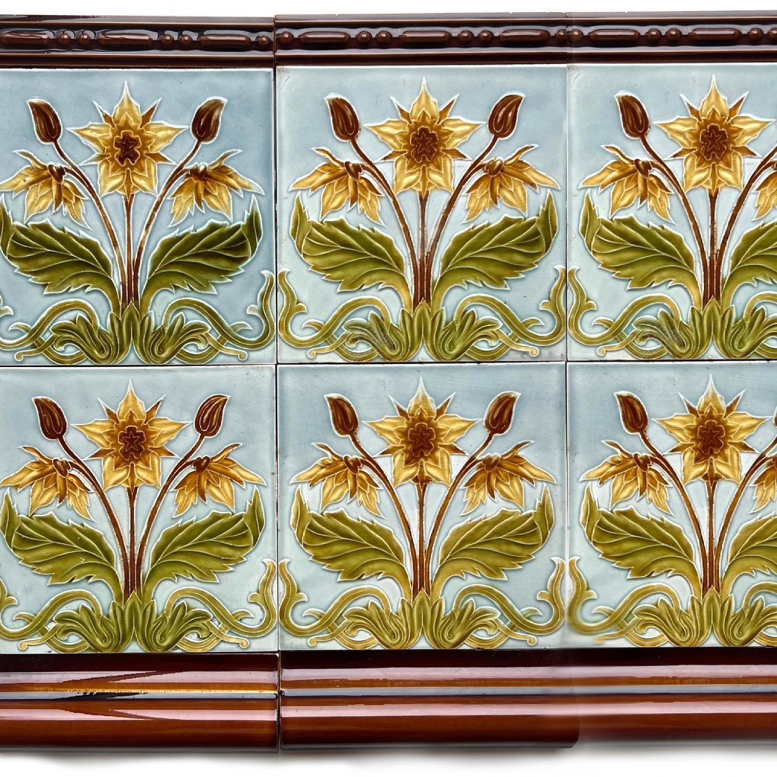 1 der 44 blauen und gelben Jugendstil-Relieffliesen, um 1920 (Glasiert) im Angebot