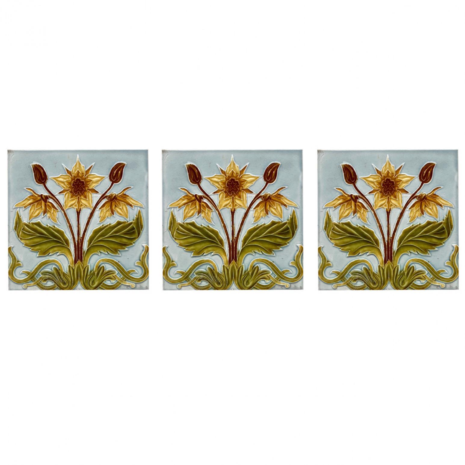 1 der 44 blauen und gelben Jugendstil-Relieffliesen, um 1920 im Zustand „Gut“ im Angebot in Rijssen, NL