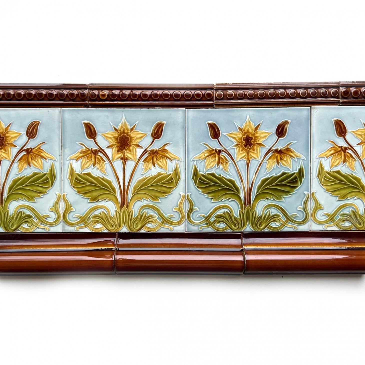 1 der 44 blauen und gelben Jugendstil-Relieffliesen, um 1920 (20. Jahrhundert) im Angebot