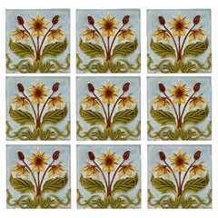 1 de los 44 azulejos Jugendstil en relieve azules y amarillos, hacia 1920