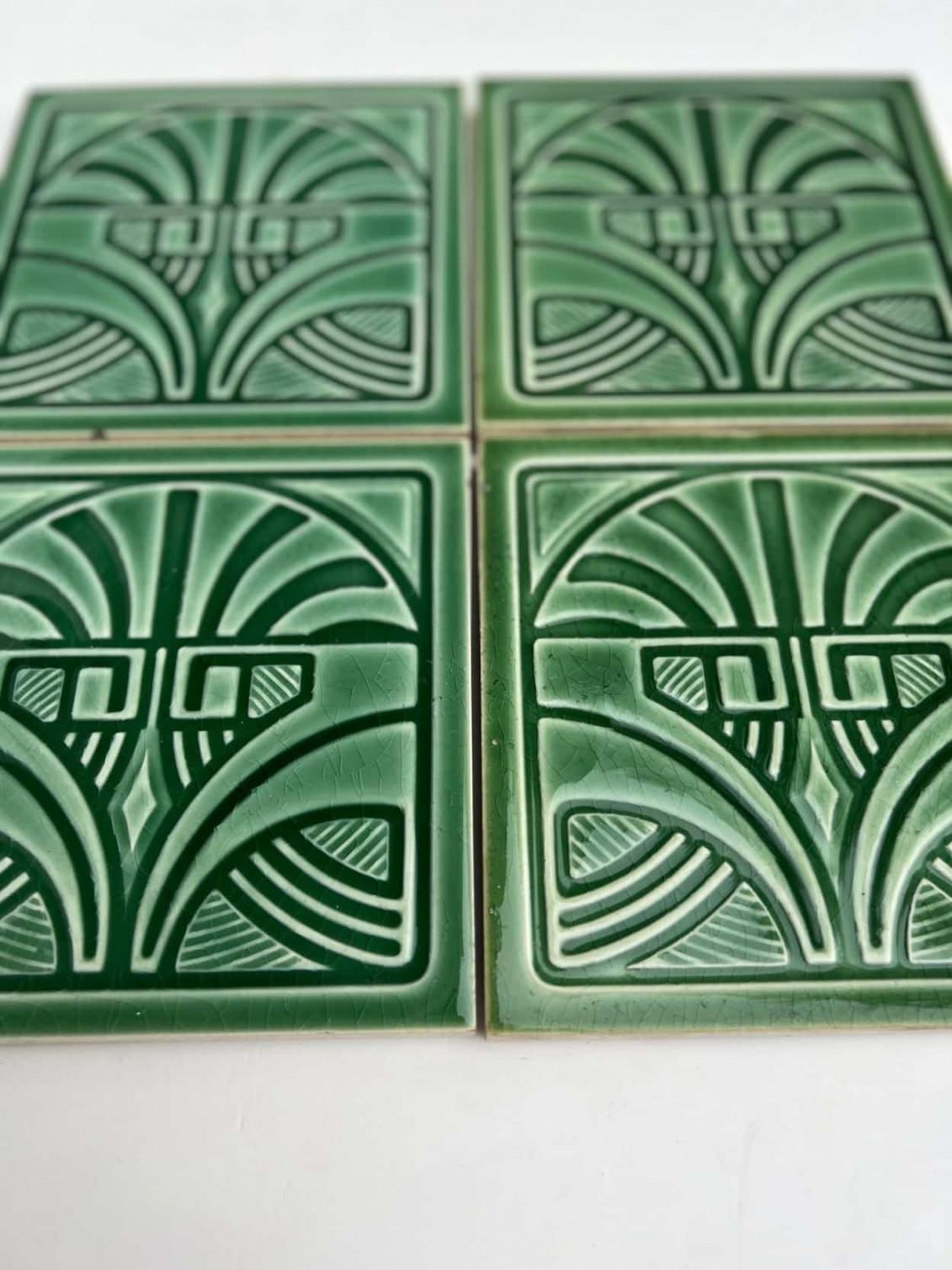 1 des 45 carreaux en relief émaillés Art Déco verts de Deutsche Steingutfabrik, années 1960 en vente 4