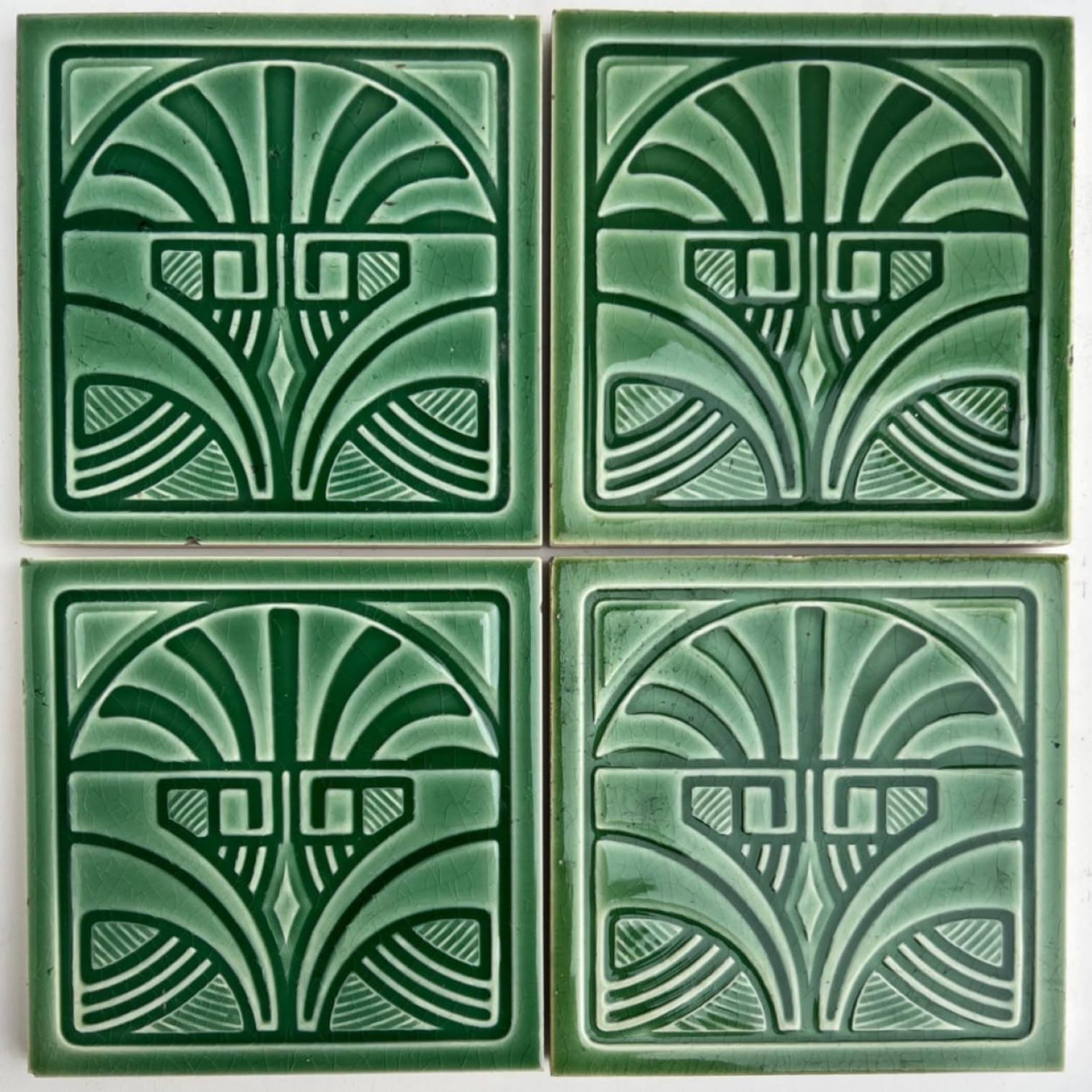 Allemand 1 des 45 carreaux en relief émaillés Art Déco verts de Deutsche Steingutfabrik, années 1960 en vente