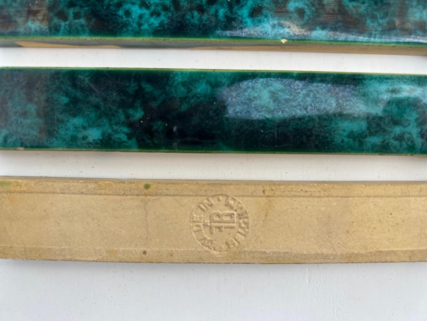1 des 45 carreaux en relief émaillés Art Déco verts de Deutsche Steingutfabrik, années 1960 Bon état - En vente à Rijssen, NL