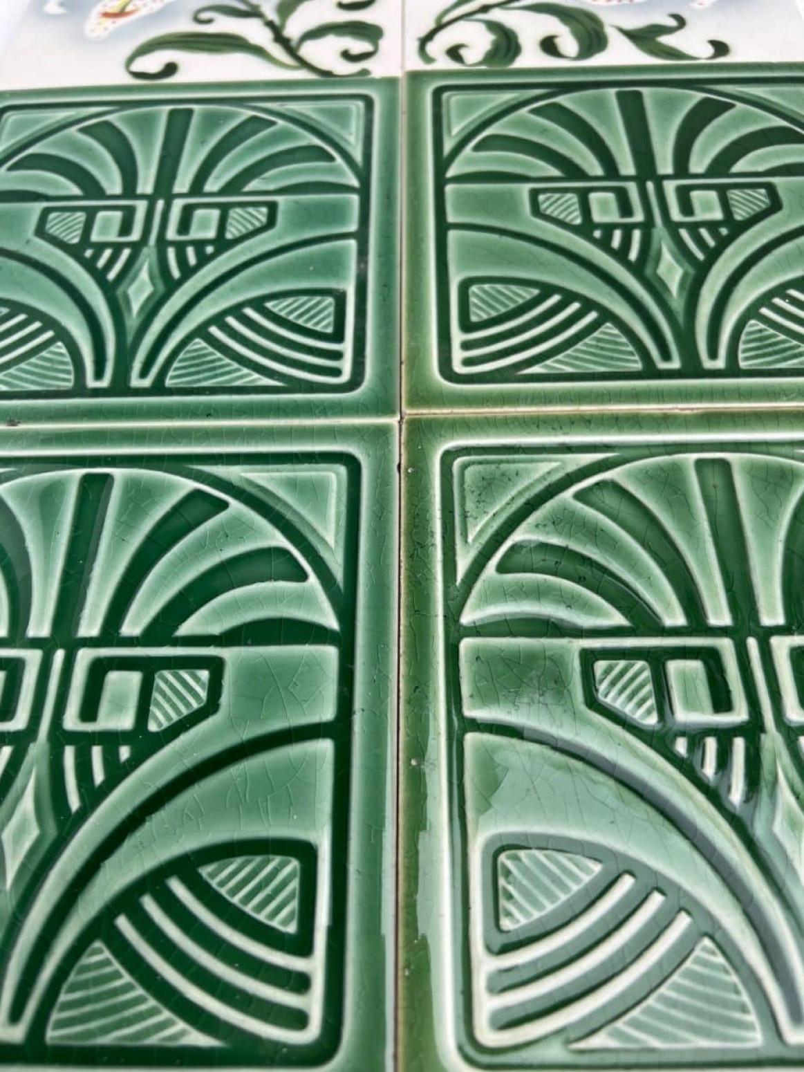20ième siècle 1 des 45 carreaux en relief émaillés Art Déco verts de Deutsche Steingutfabrik, années 1960 en vente