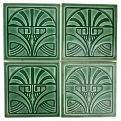1 delle 45 piastrelle in rilievo smaltate in stile Art Deco verde della Deutsche Steingutfabrik, anni '60