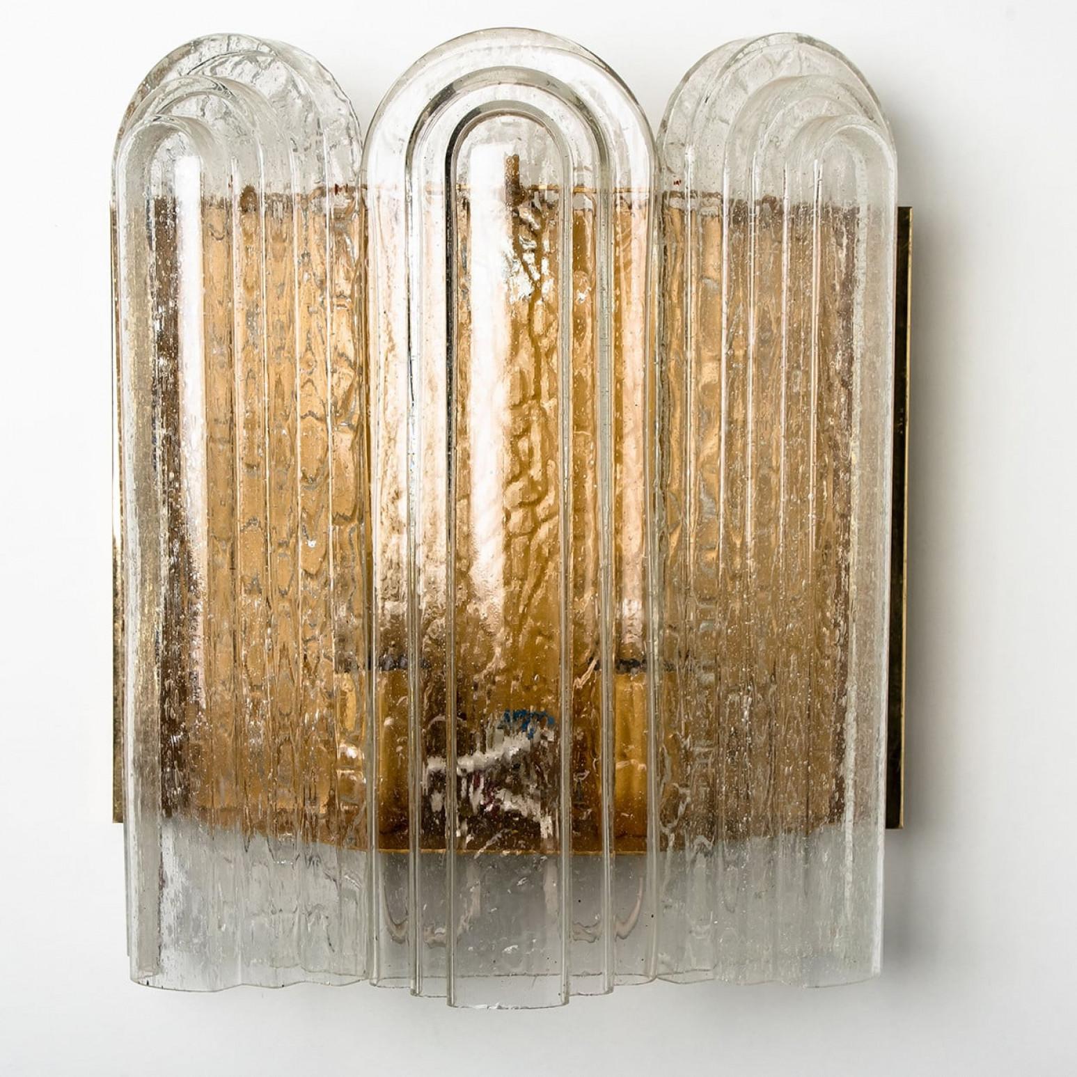 20ième siècle 1 des 5 appliques murales Art déco en verre soufflé et laiton de Doria, 1960 en vente