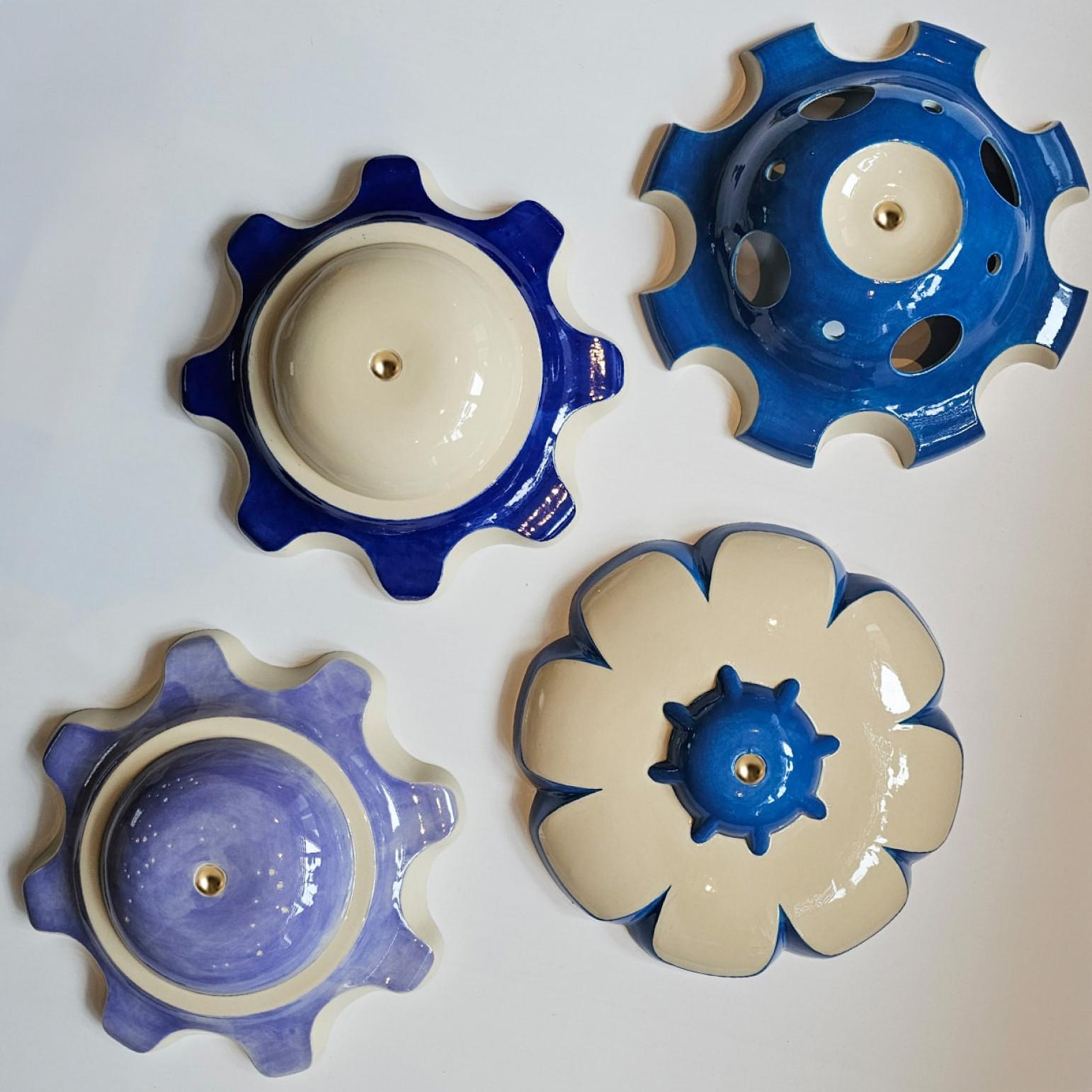 Fin du 20e siècle 1 des 5 lampes en céramique Blue Lila, Rosettes par Jeanine Keizer, 1990 en vente