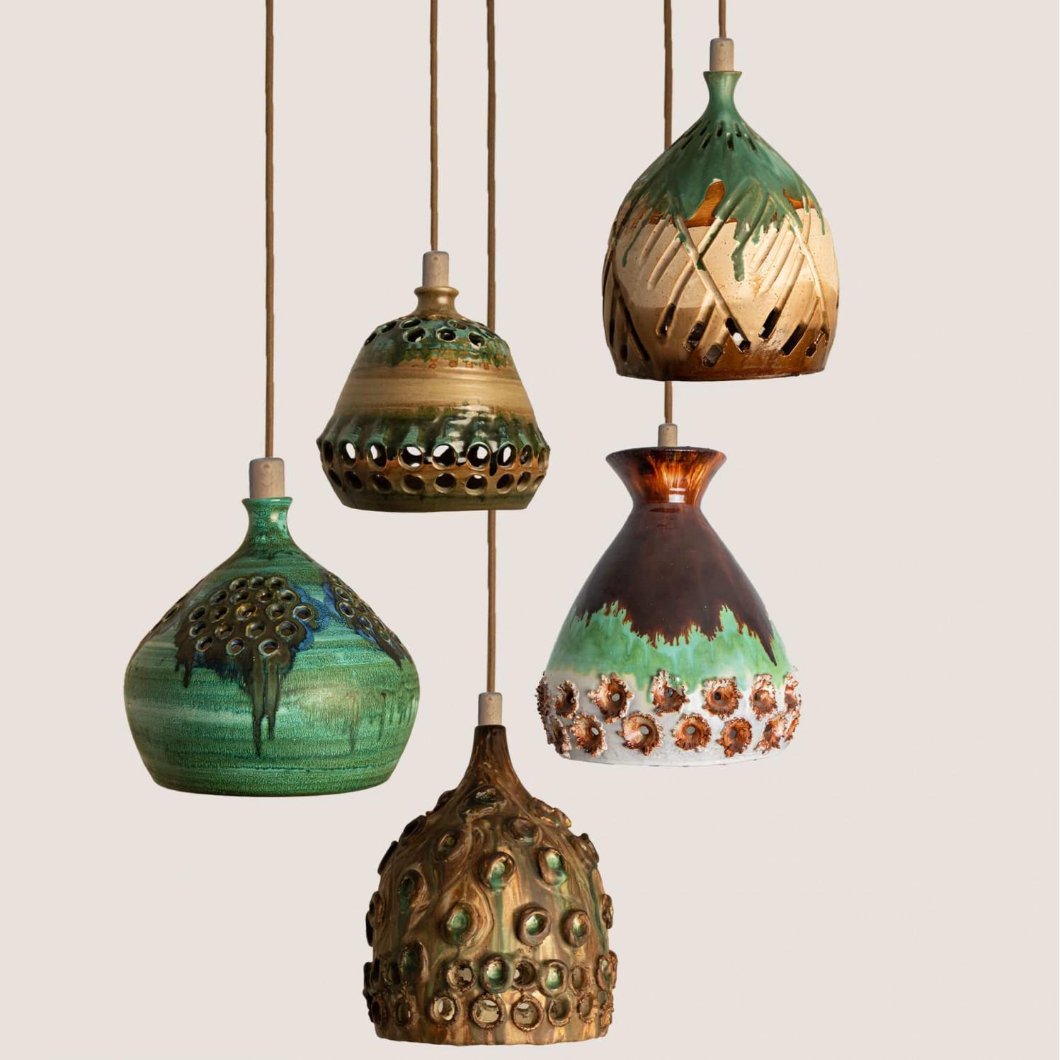 Impresionante conjunto de cinco lámparas colgantes redondas de cerámica con un bello dibujo, hechas con cerámica de ricos colores verde y marrón, fabricadas por Jette Hellerøe para Axella en la década de 1960 en Dinamarca.

Axella fue fundada en los