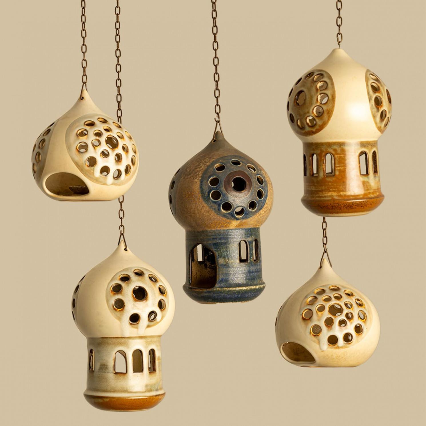 Bellissimo set di cinque lampade a sospensione in ceramica con un bellissimo motivo, realizzato con ceramiche dai colori intensi, prodotto da Axella negli anni '60 in Danimarca. Squisite lanterne progettate per contenere candele tealight, che