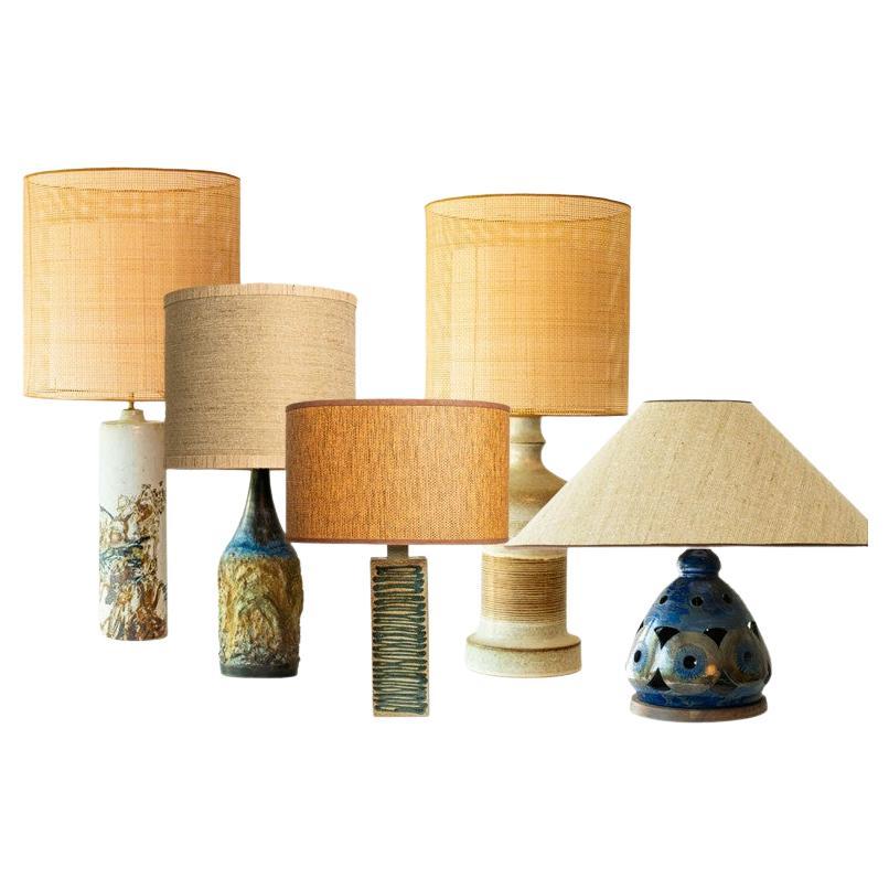 1 delle 5 lampade da tavolo in ceramica multicolore, paralumi in seta personalizzati di R. Houben