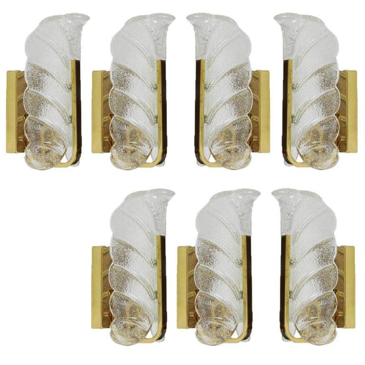 Un bellissimo set di lampade da parete di alta gamma con un paralume in vetro e una struttura in ottone. Le lampade sono state prodotte negli anni '60 dall'iconica azienda Orrefors e disegnate da Carl Fagerlund.

Paralumi in vetro smerigliato