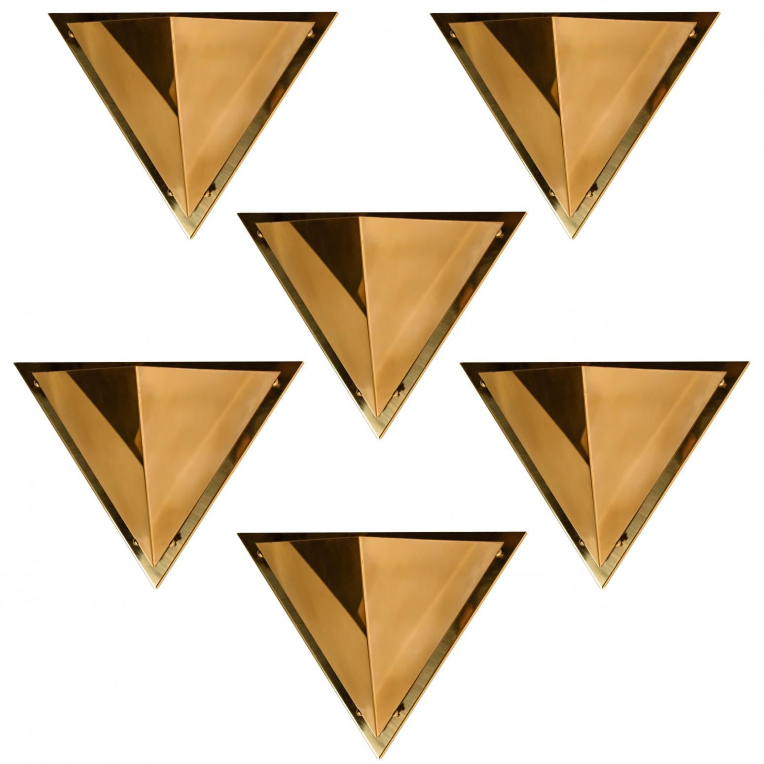 Eine der fünf pyramidenförmigen Wandlampen aus Messing, 1970. Jede Wandleuchte besteht aus Messingschirmen, die mit Messingschrauben an einem Messingrahmen befestigt sind. Die Wandleuchte erzeugt eine schöne warme Lichtverteilung nach oben und an
