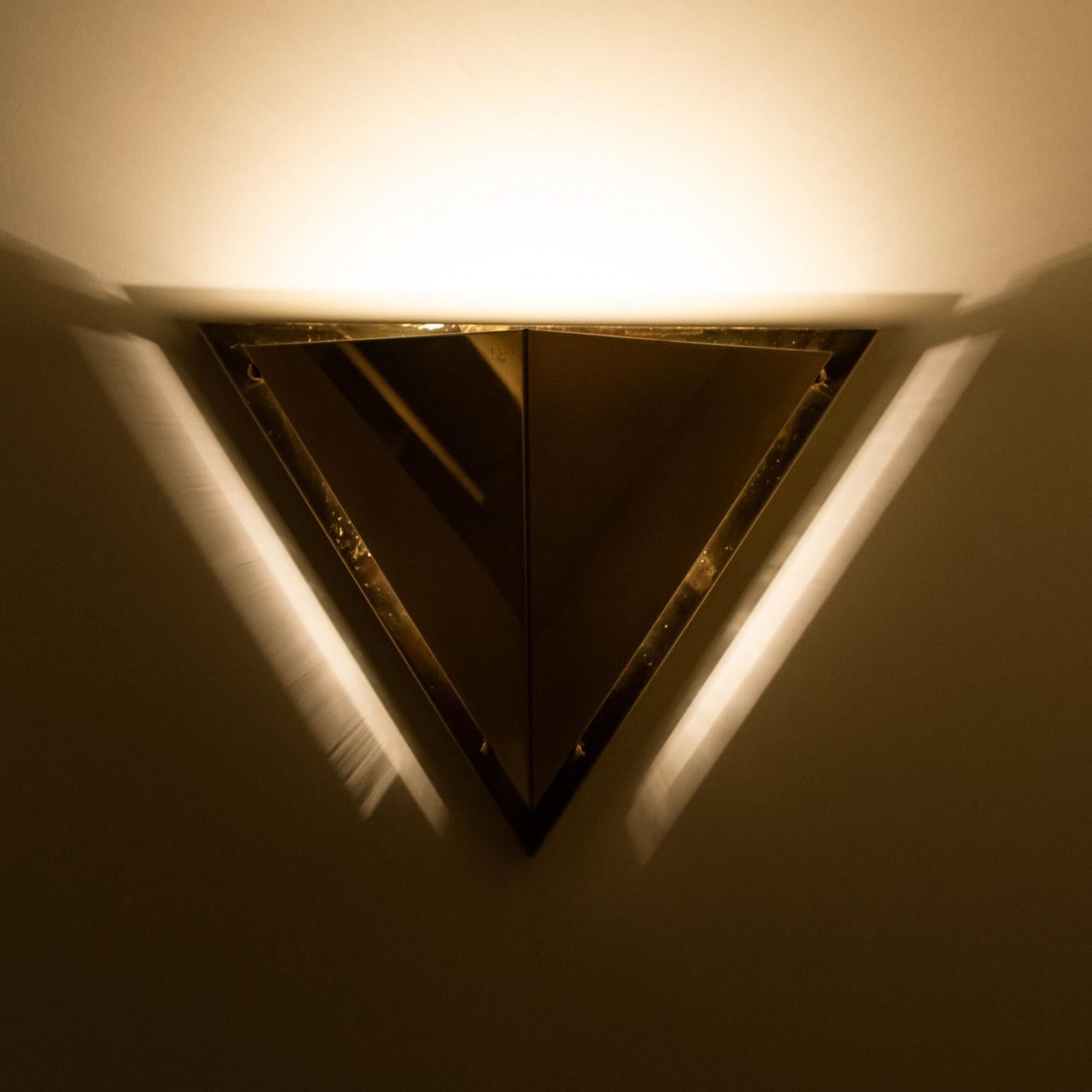 1 der 5 Pyramidenförmigen Wandlampen aus massivem Messing, 1970er Jahre (Sonstiges) im Angebot