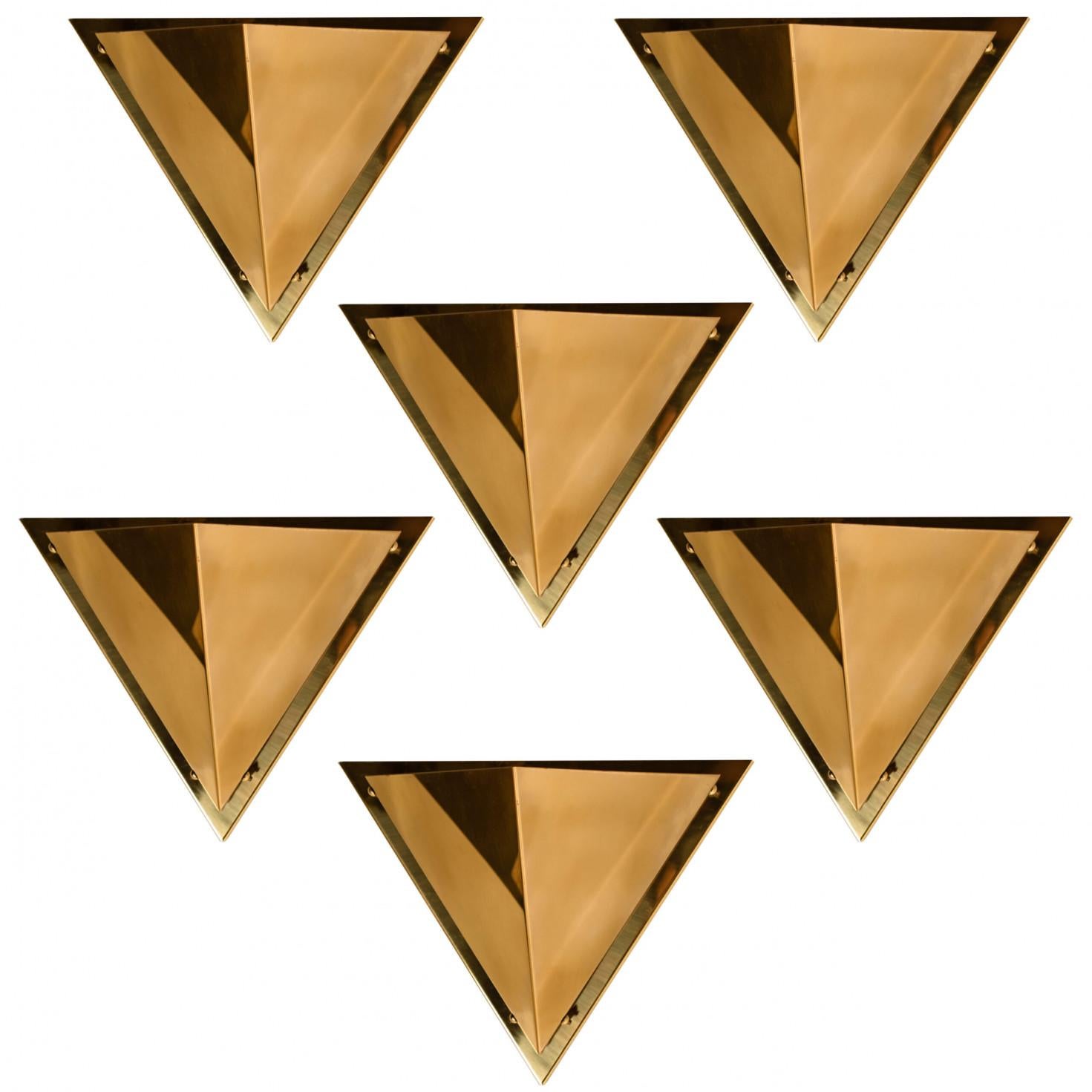 Autre 1 des 5 lampes murales en laiton massif de forme pyramidale, 1970 en vente