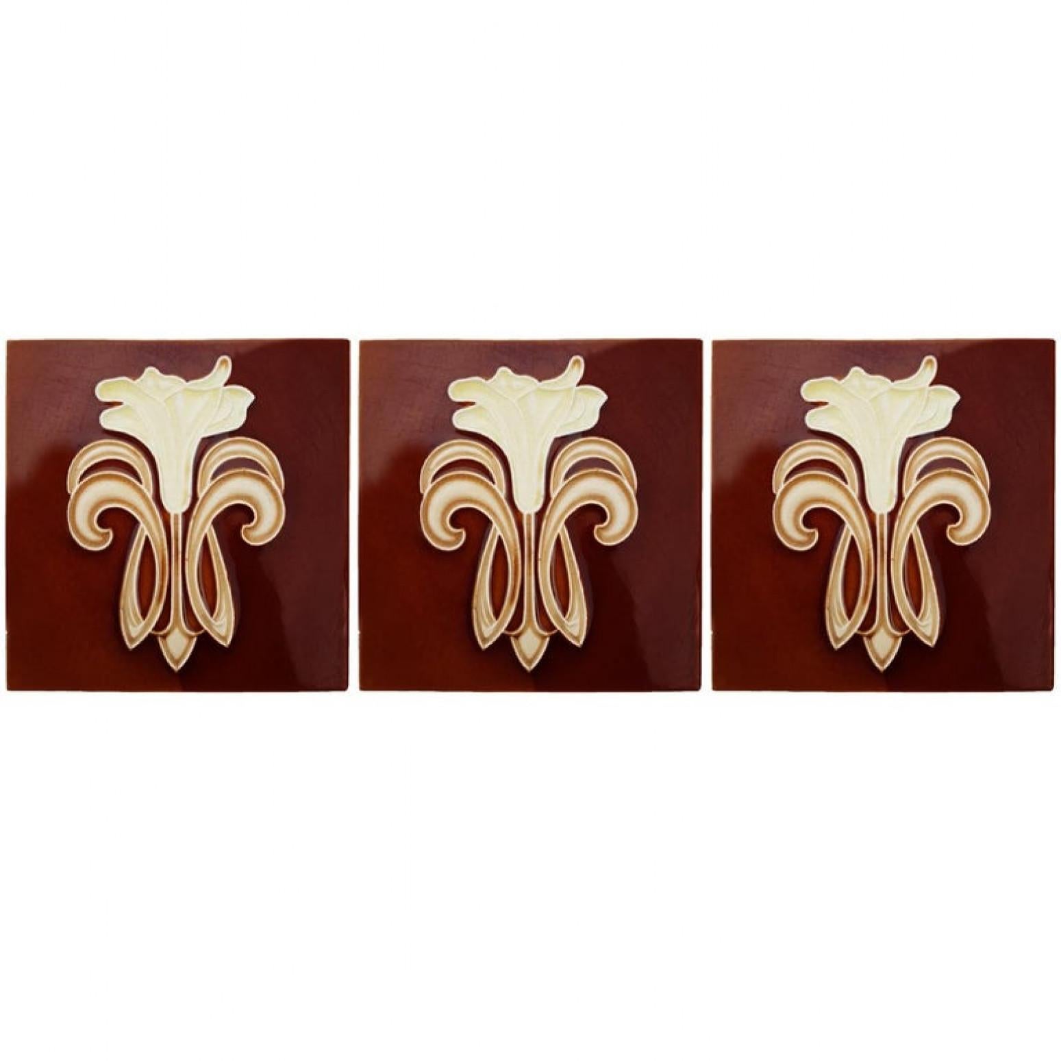 Récemment sorti de son logement d'origine, un ensemble de carreaux anciens datant du début du XXe siècle. Avec un magnifique motif stylisé représentant un lys.
Fabriqué par Gilliot Fabrieken te Hemiksem.

Taille de chaque carreau : 15,1 cm de