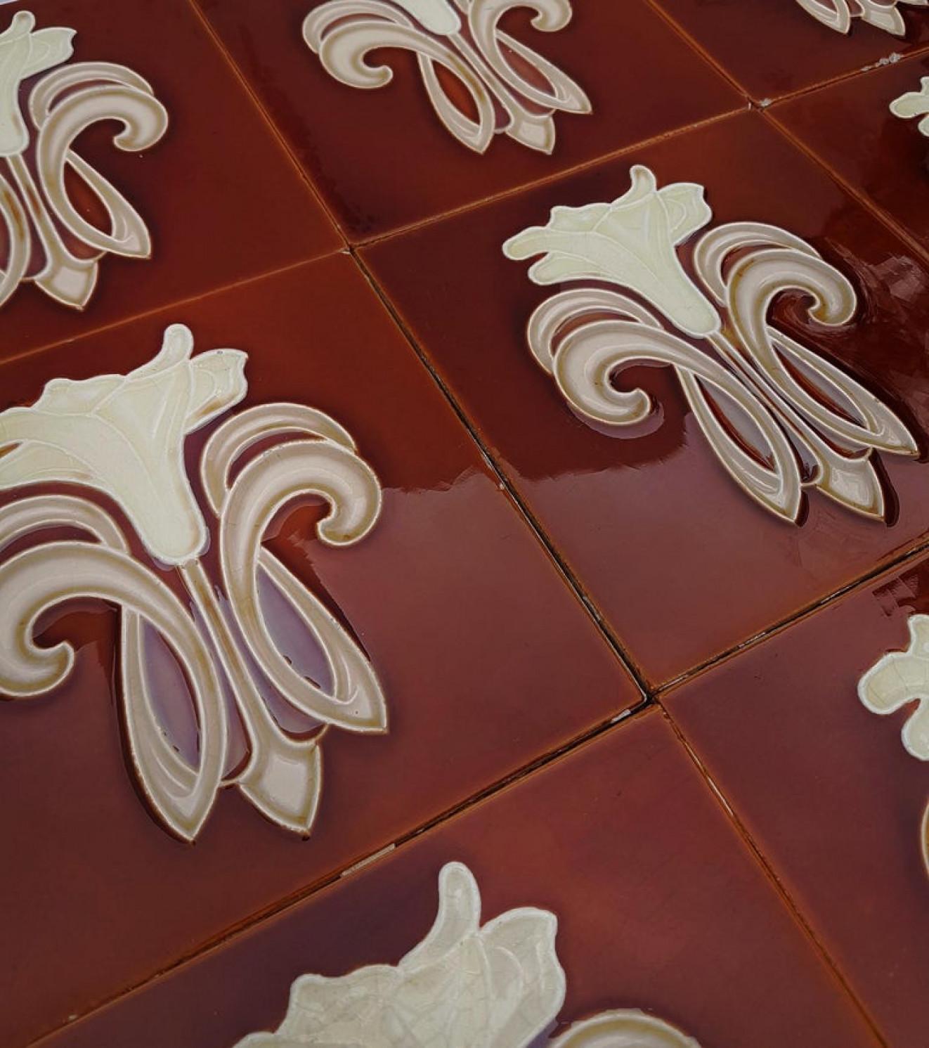 1 des 50 carreaux en céramique Art Jugendstil de Gilliot Fabrieken Te Hemiksem, vers en vente 1