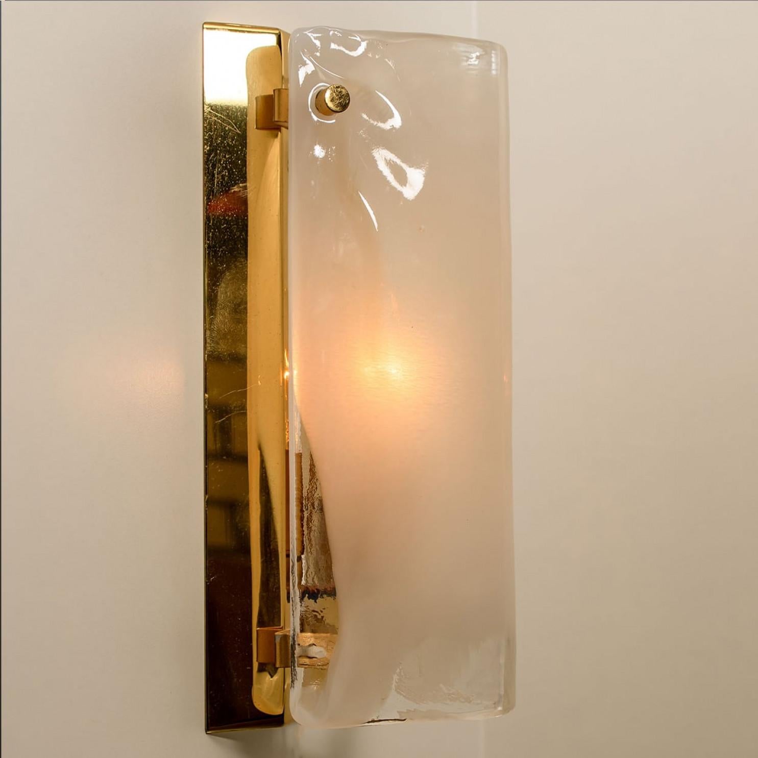 1 des 6 appliques en laiton et verre opale transparent de J.T. Kalmar, années 1960 4